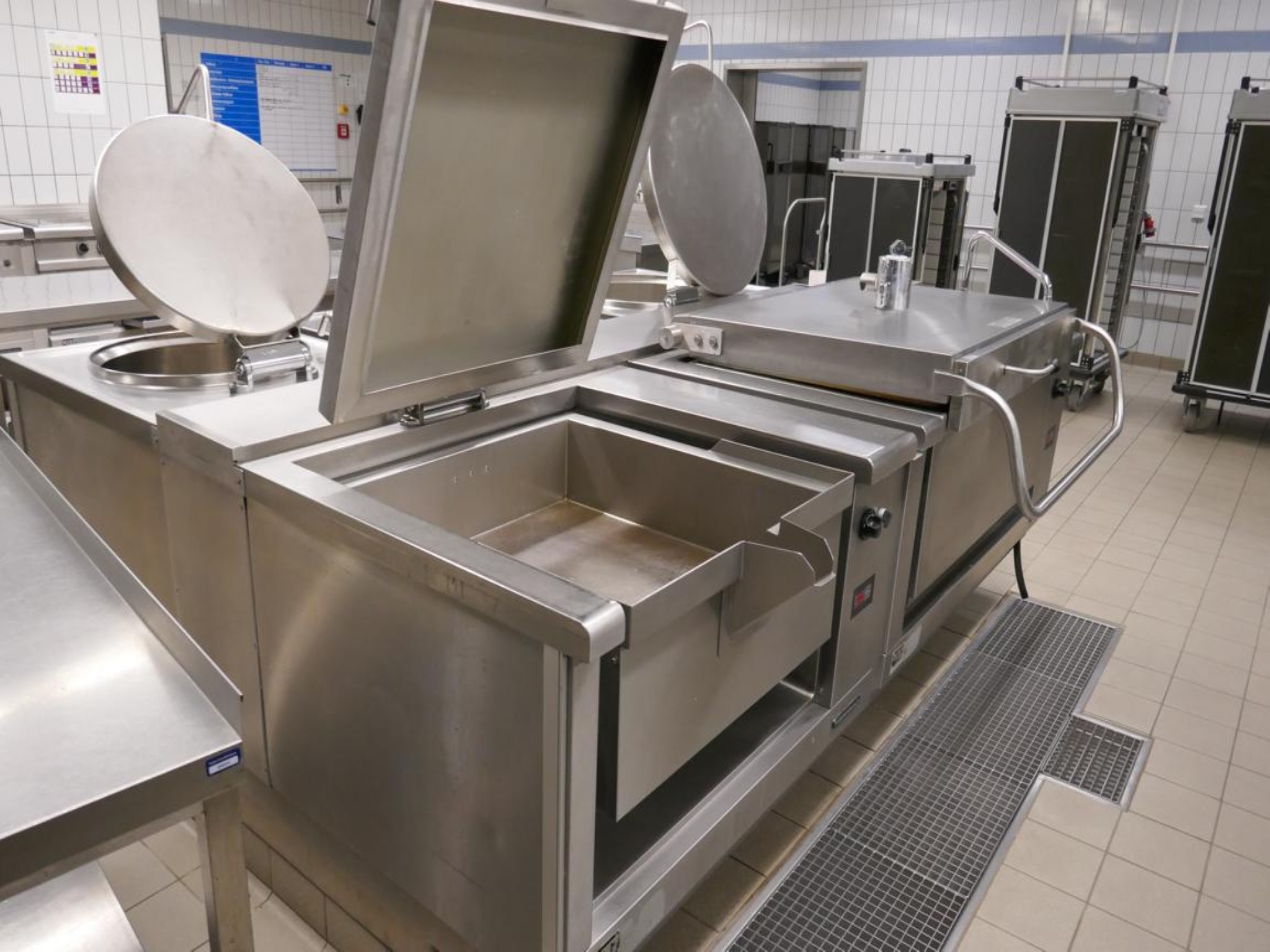 Medyczny sprzęt techniczny, wyposażenie sal operacyjnych, sterylne tace oraz sprzęt i meble szpitalne-3