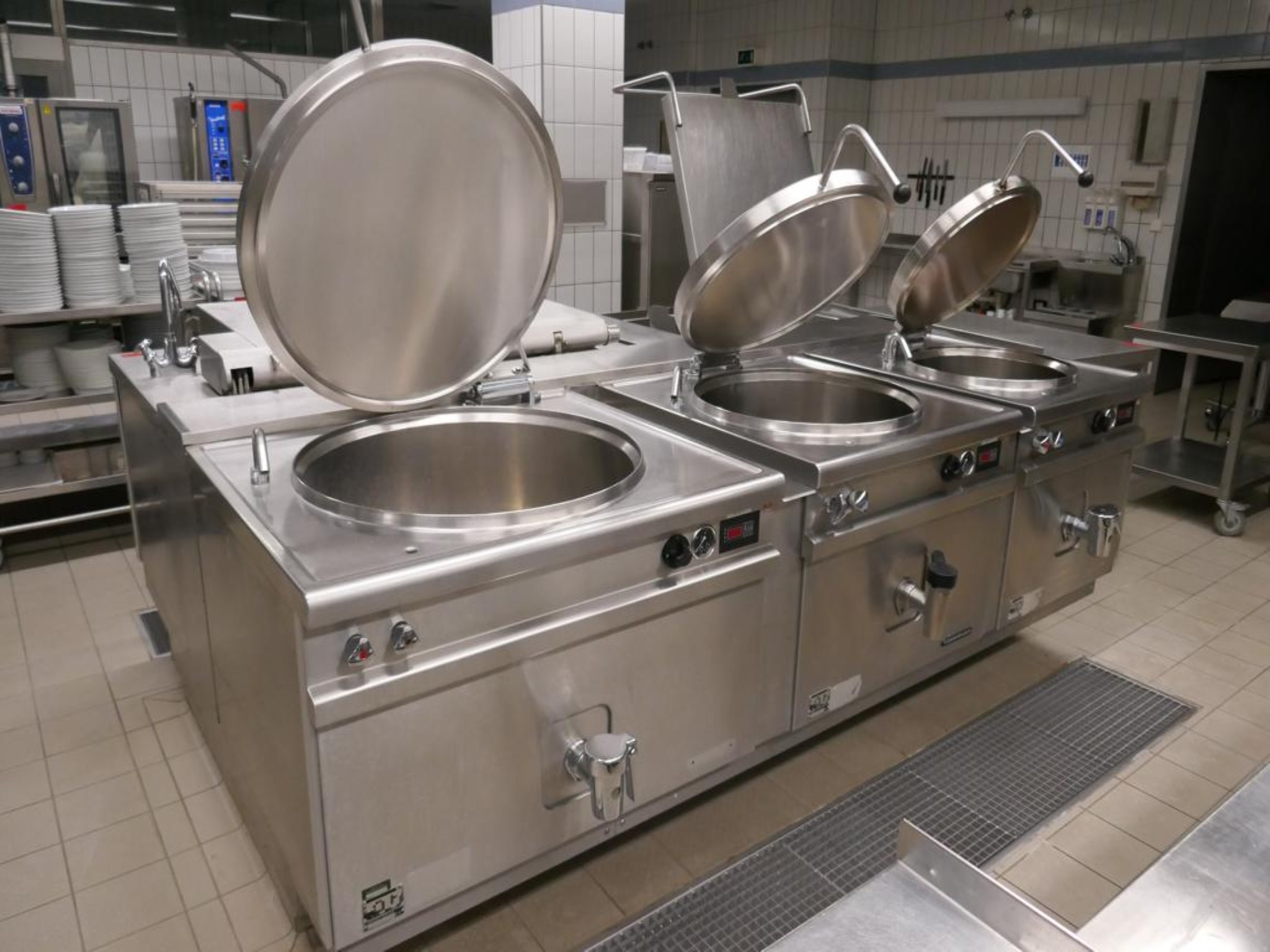 Medyczny sprzęt techniczny, wyposażenie sal operacyjnych, sterylne tace oraz sprzęt i meble szpitalne-7