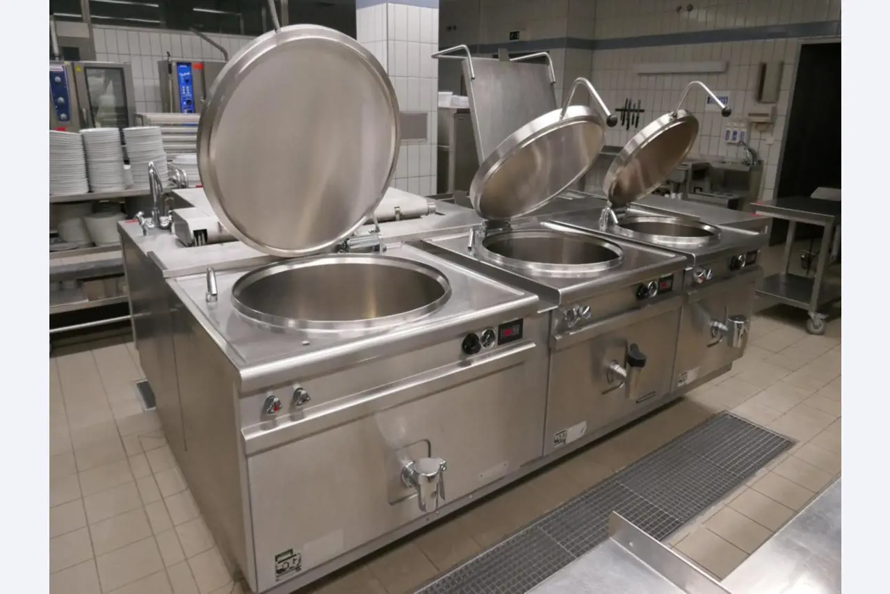 Medyczny sprzęt techniczny, wyposażenie sal operacyjnych, sterylne tace oraz sprzęt i meble szpitalne-7