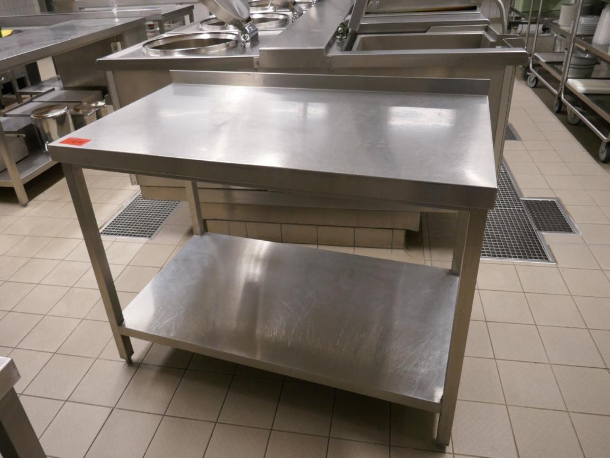 Medyczny sprzęt techniczny, wyposażenie sal operacyjnych, sterylne tace oraz sprzęt i meble szpitalne-1