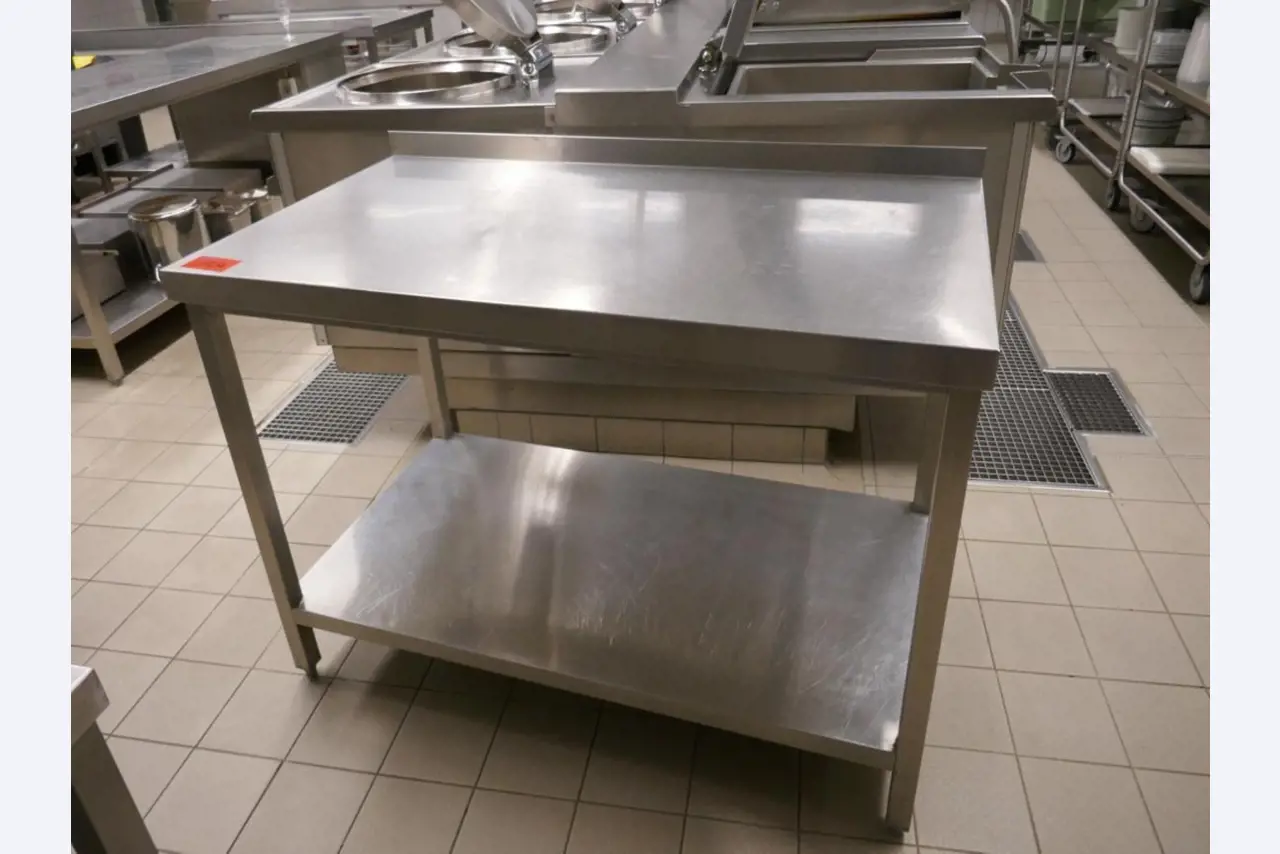 Medyczny sprzęt techniczny, wyposażenie sal operacyjnych, sterylne tace oraz sprzęt i meble szpitalne-1