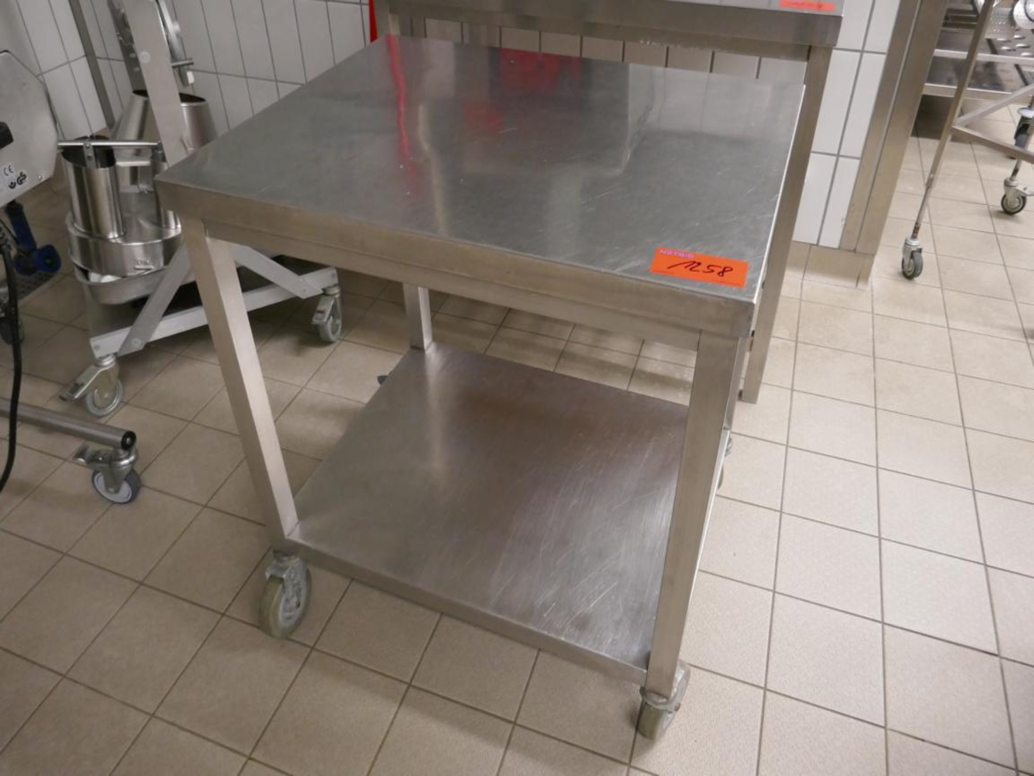 Medyczny sprzęt techniczny, wyposażenie sal operacyjnych, sterylne tace oraz sprzęt i meble szpitalne-1