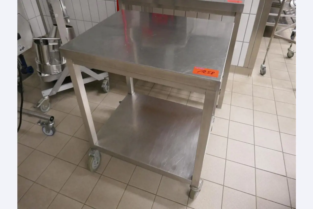 Medyczny sprzęt techniczny, wyposażenie sal operacyjnych, sterylne tace oraz sprzęt i meble szpitalne-1