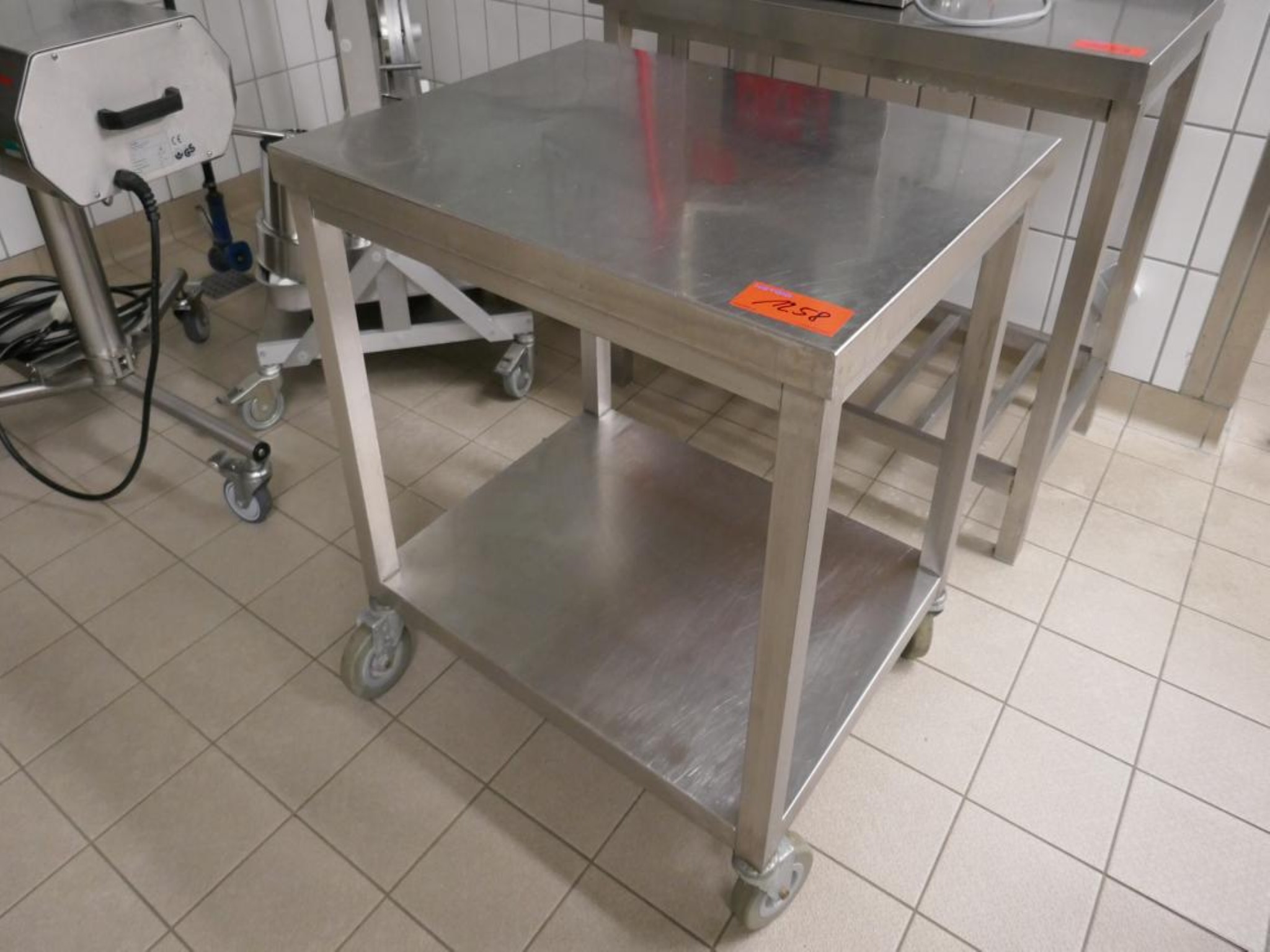 Medyczny sprzęt techniczny, wyposażenie sal operacyjnych, sterylne tace oraz sprzęt i meble szpitalne-2