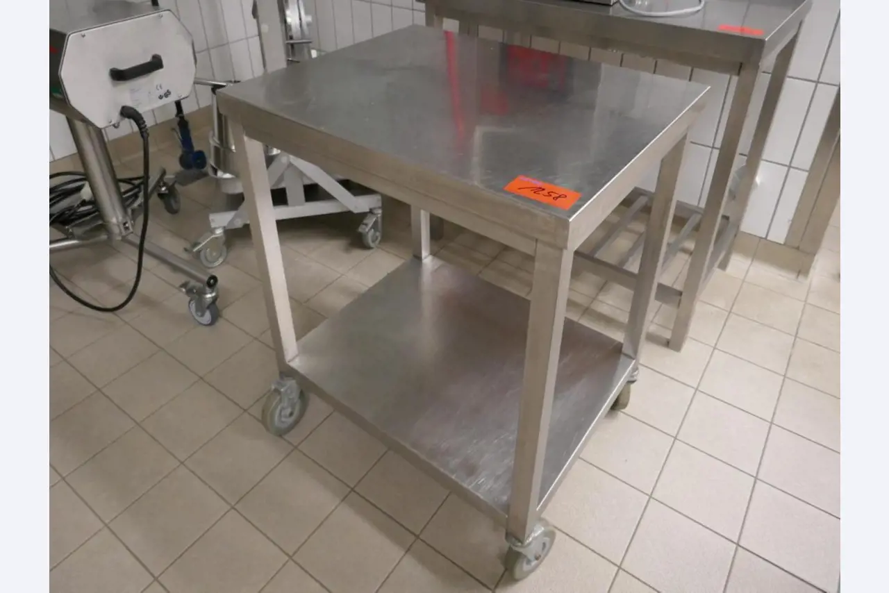 Medyczny sprzęt techniczny, wyposażenie sal operacyjnych, sterylne tace oraz sprzęt i meble szpitalne-2