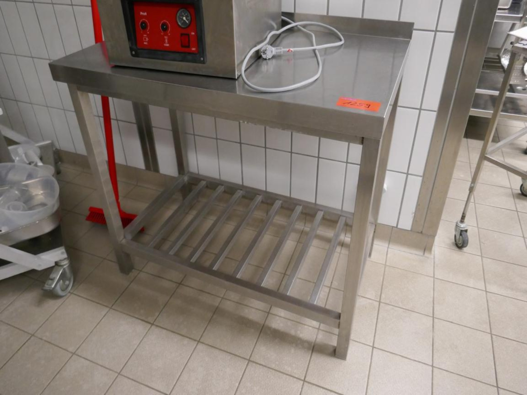 Medyczny sprzęt techniczny, wyposażenie sal operacyjnych, sterylne tace oraz sprzęt i meble szpitalne-1