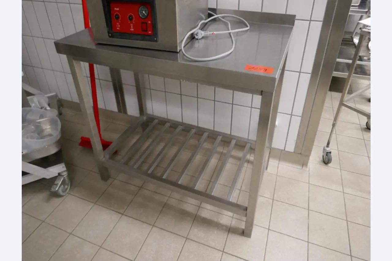 Medyczny sprzęt techniczny, wyposażenie sal operacyjnych, sterylne tace oraz sprzęt i meble szpitalne-1