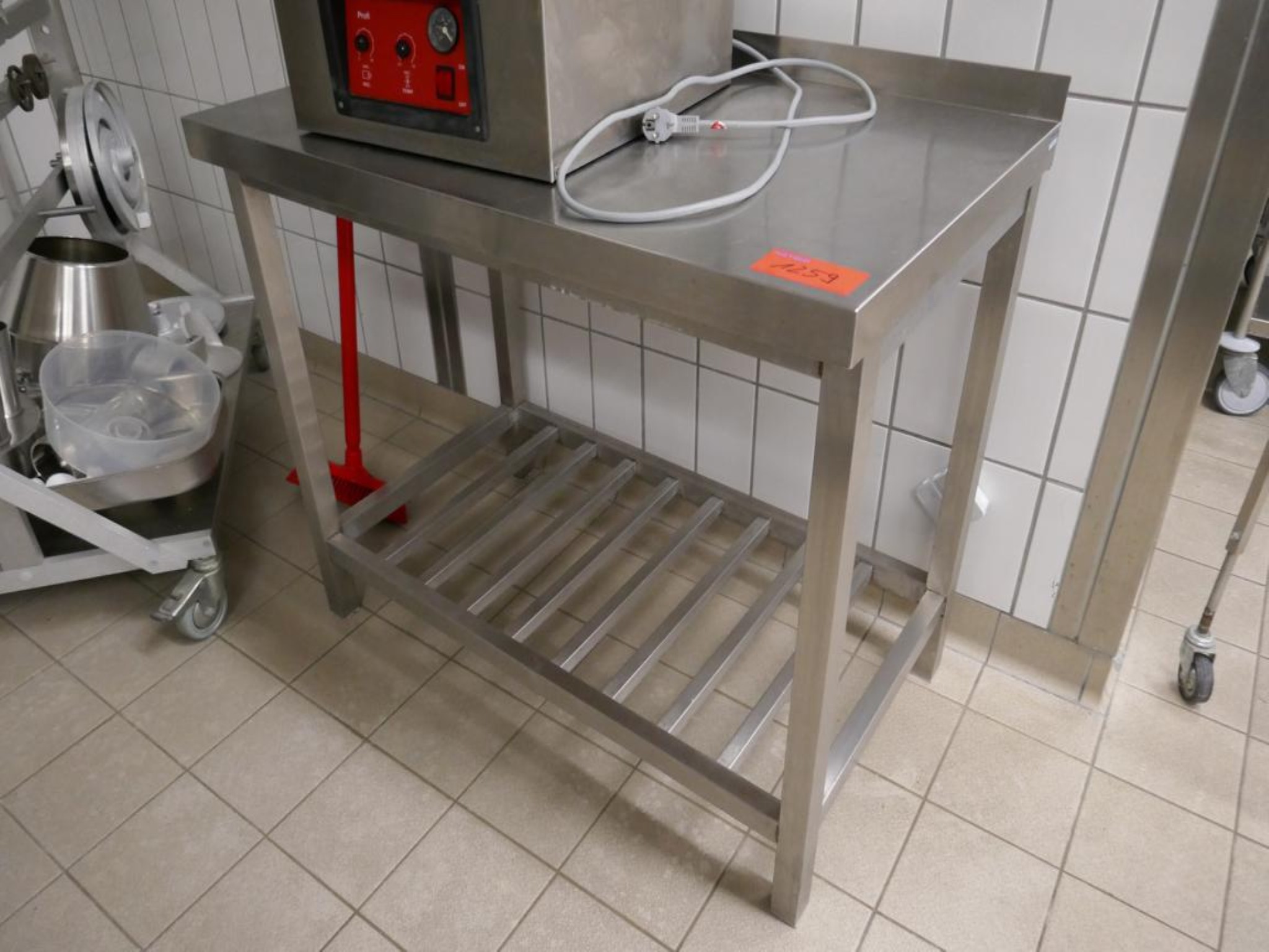 Medyczny sprzęt techniczny, wyposażenie sal operacyjnych, sterylne tace oraz sprzęt i meble szpitalne-2