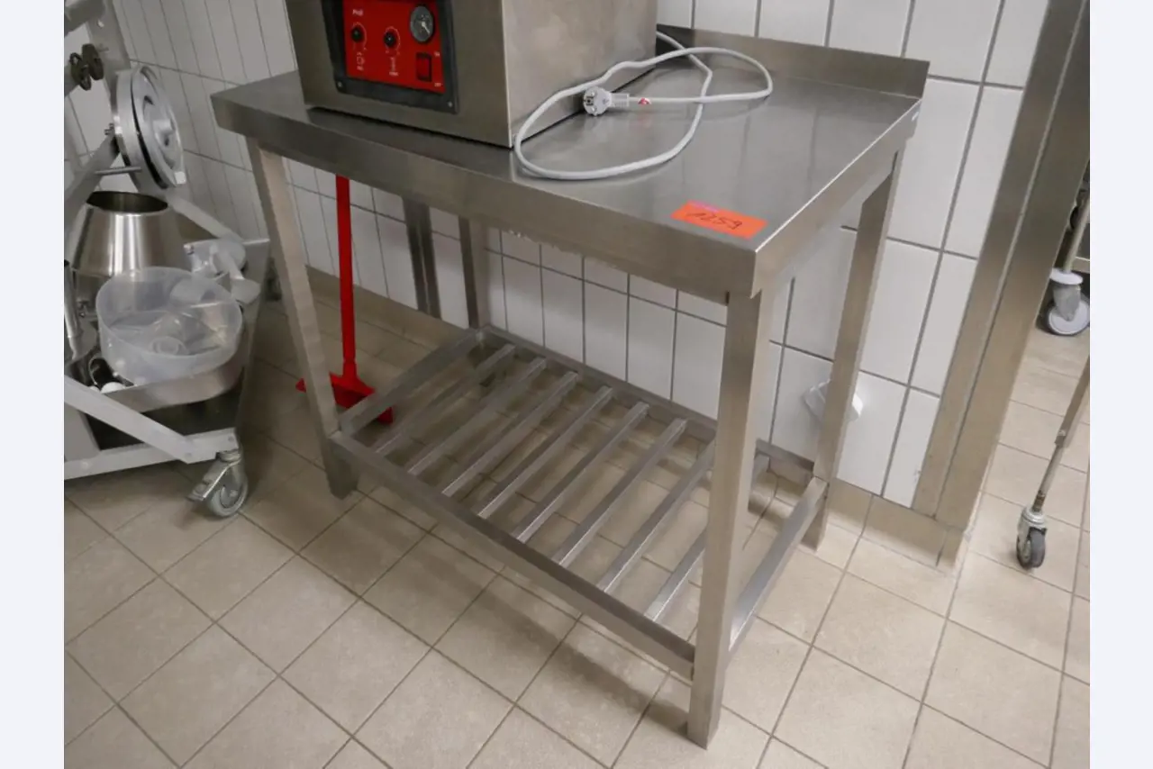 Medyczny sprzęt techniczny, wyposażenie sal operacyjnych, sterylne tace oraz sprzęt i meble szpitalne-2