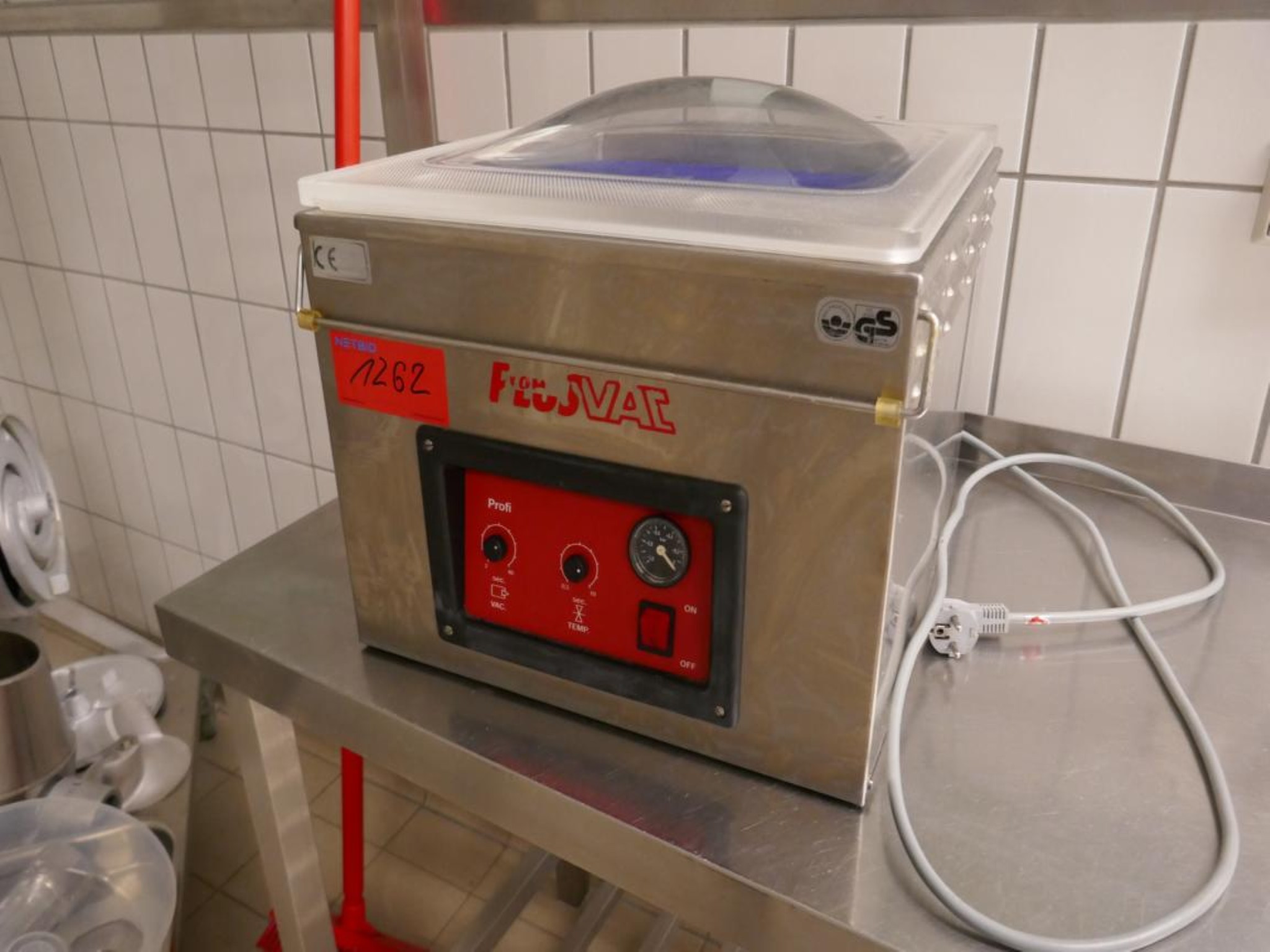 Medyczny sprzęt techniczny, wyposażenie sal operacyjnych, sterylne tace oraz sprzęt i meble szpitalne-1