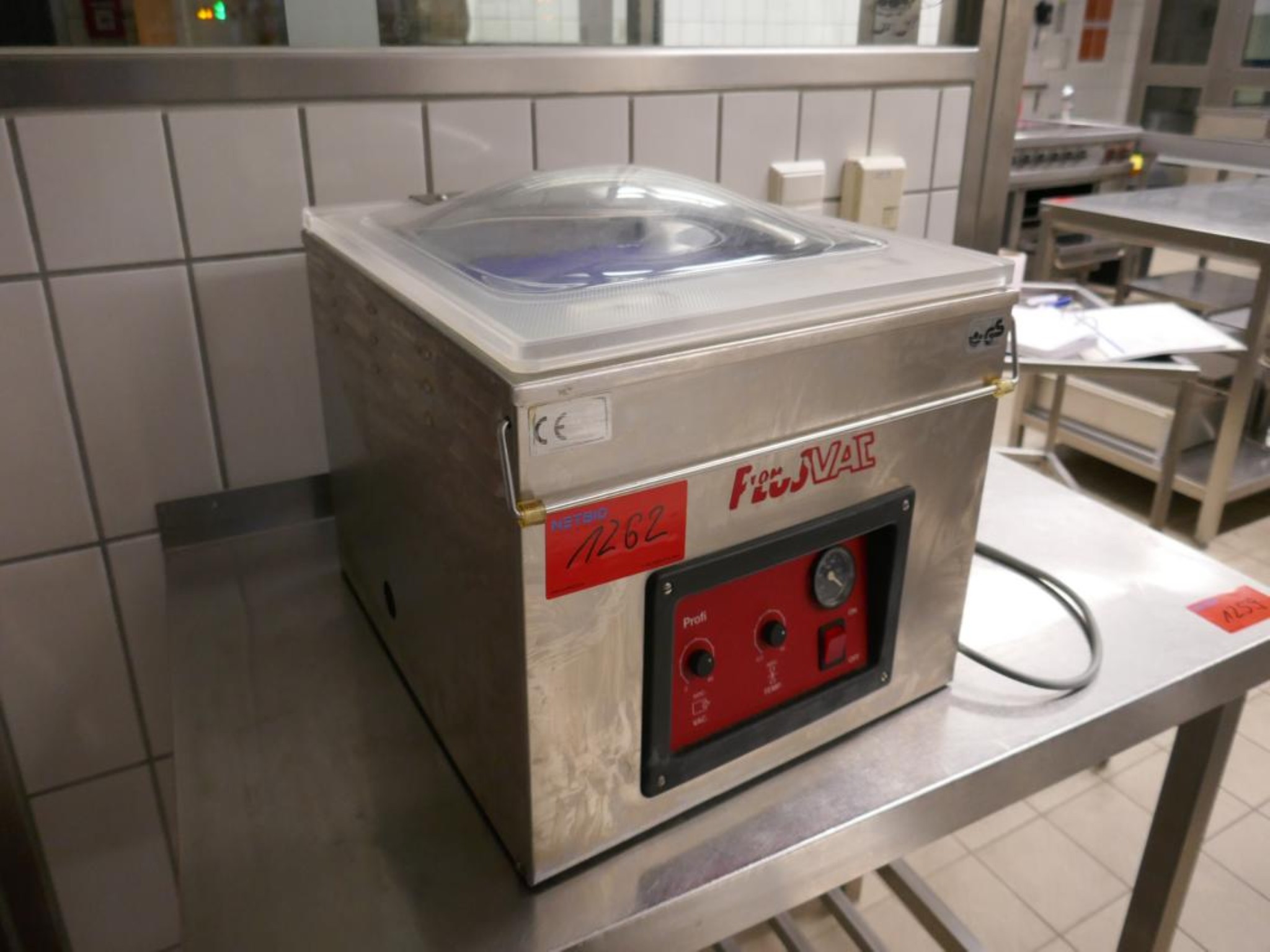 Medyczny sprzęt techniczny, wyposażenie sal operacyjnych, sterylne tace oraz sprzęt i meble szpitalne-2