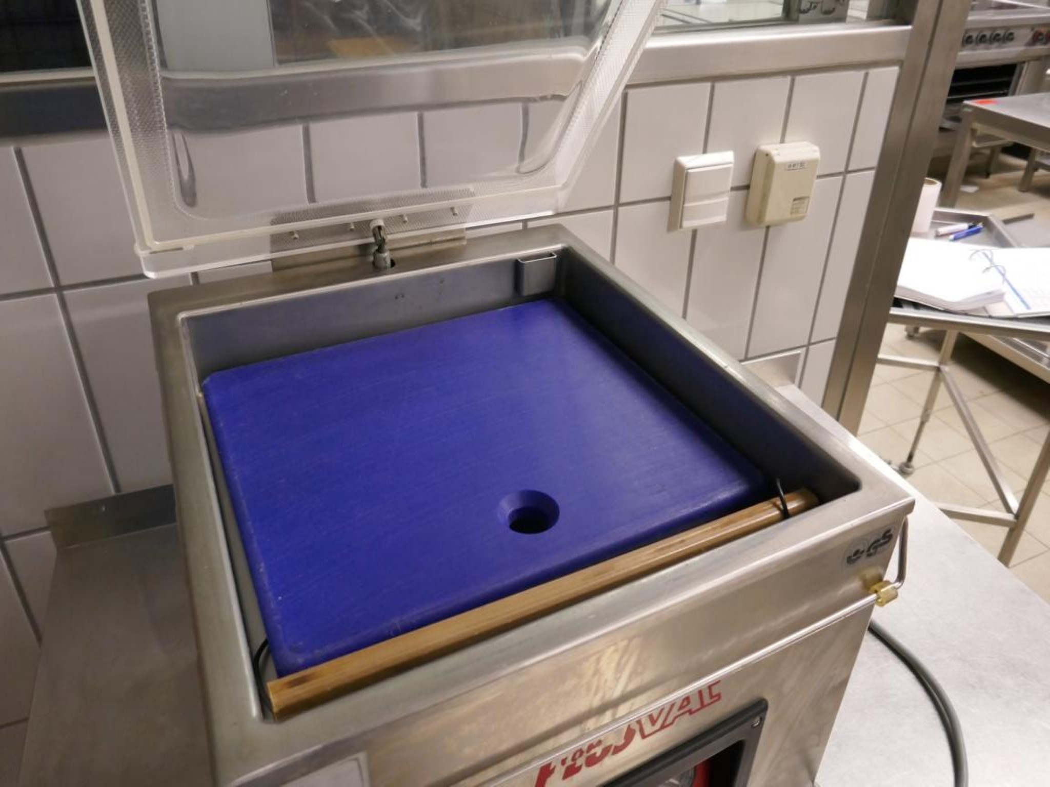 Medyczny sprzęt techniczny, wyposażenie sal operacyjnych, sterylne tace oraz sprzęt i meble szpitalne-3