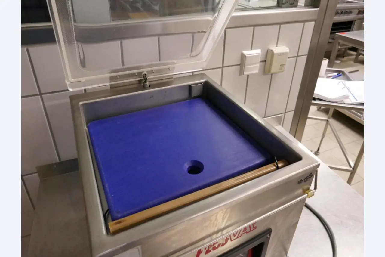 Medyczny sprzęt techniczny, wyposażenie sal operacyjnych, sterylne tace oraz sprzęt i meble szpitalne-3