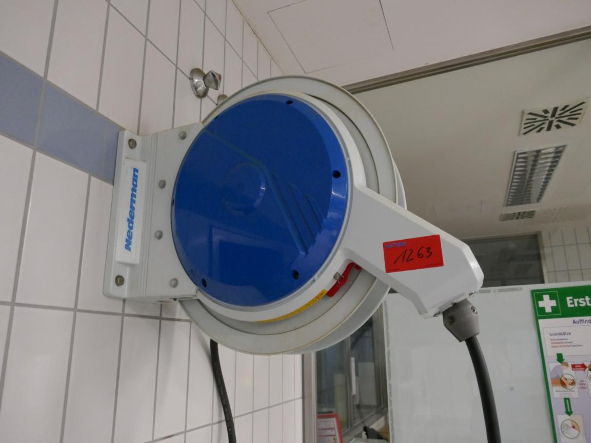 Medyczny sprzęt techniczny, wyposażenie sal operacyjnych, sterylne tace oraz sprzęt i meble szpitalne-1