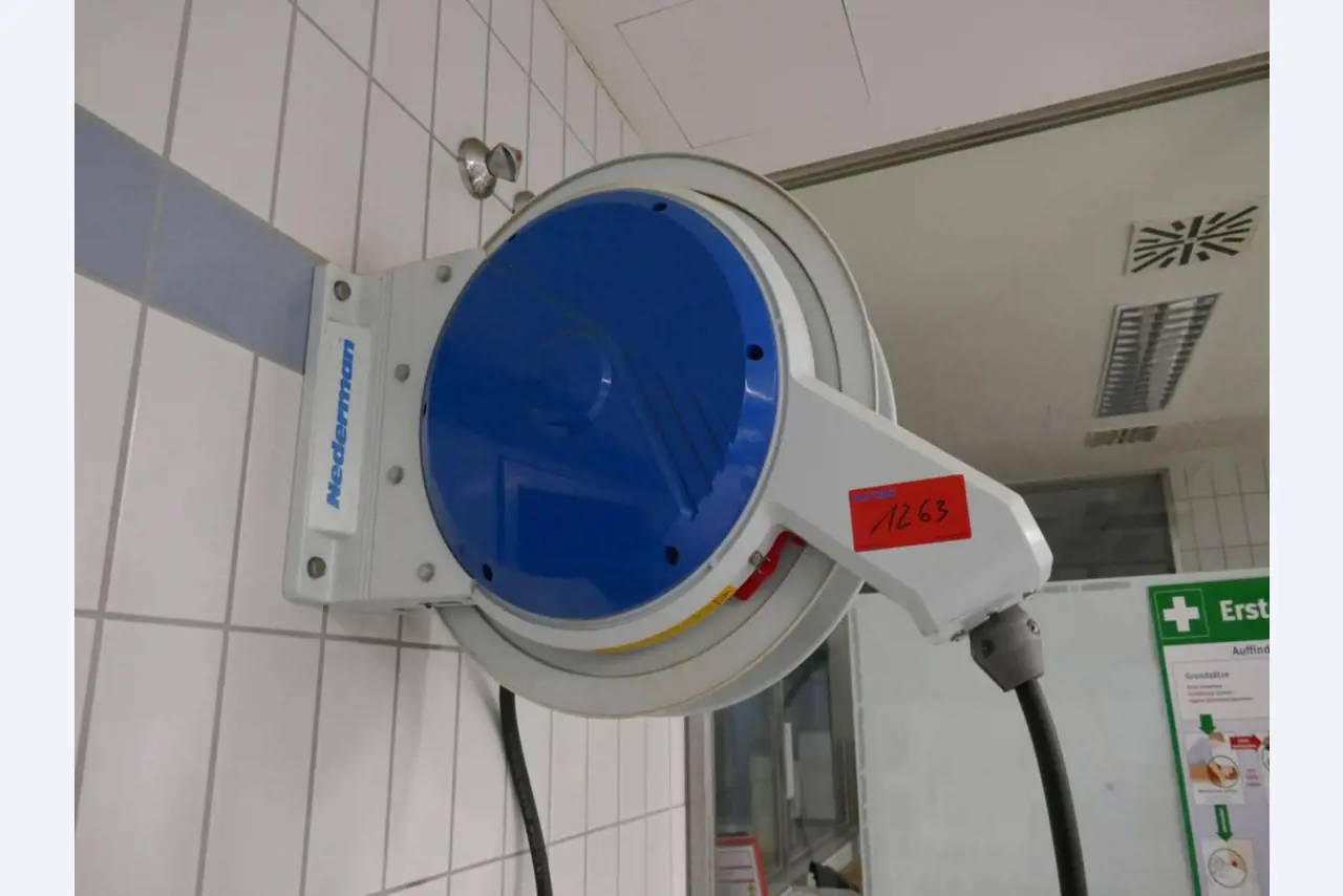 Medyczny sprzęt techniczny, wyposażenie sal operacyjnych, sterylne tace oraz sprzęt i meble szpitalne-1