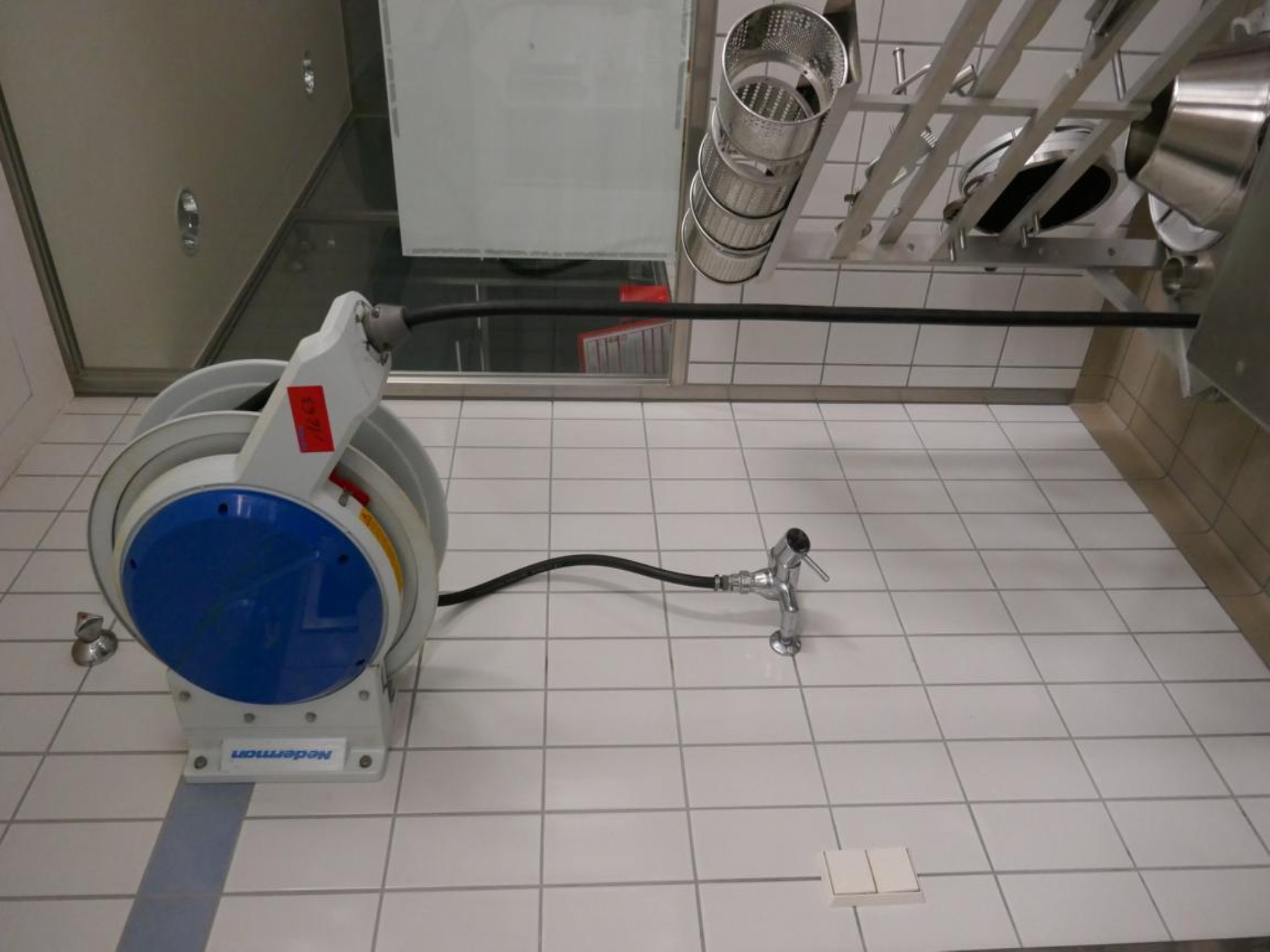 Medyczny sprzęt techniczny, wyposażenie sal operacyjnych, sterylne tace oraz sprzęt i meble szpitalne-2