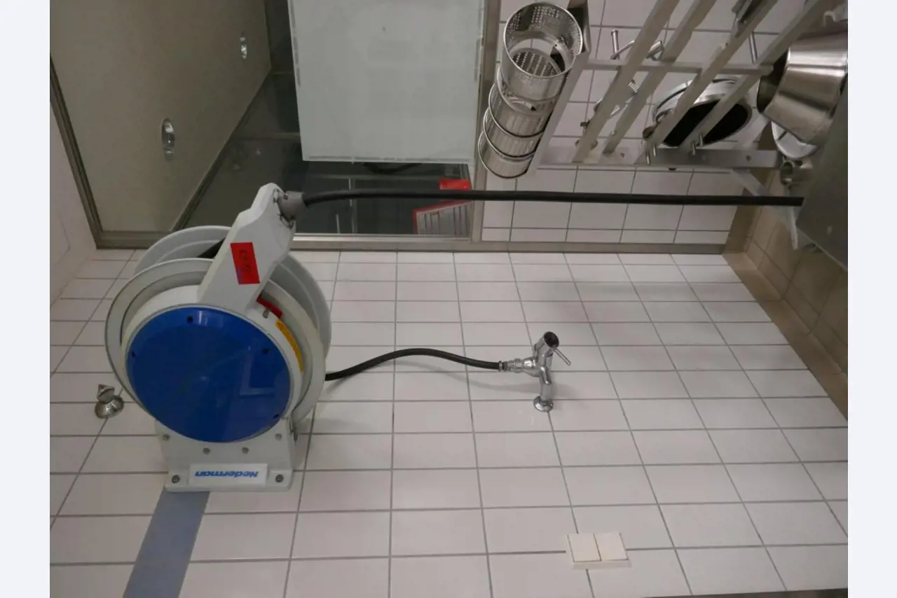 Medyczny sprzęt techniczny, wyposażenie sal operacyjnych, sterylne tace oraz sprzęt i meble szpitalne-2