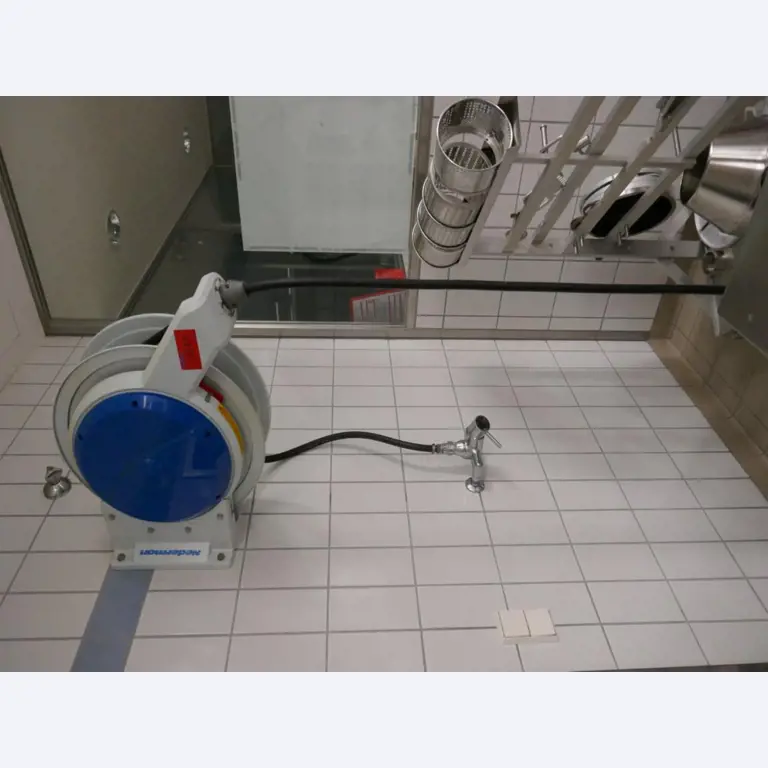 Medyczny sprzęt techniczny, wyposażenie sal operacyjnych, sterylne tace oraz sprzęt i meble szpitalne-2