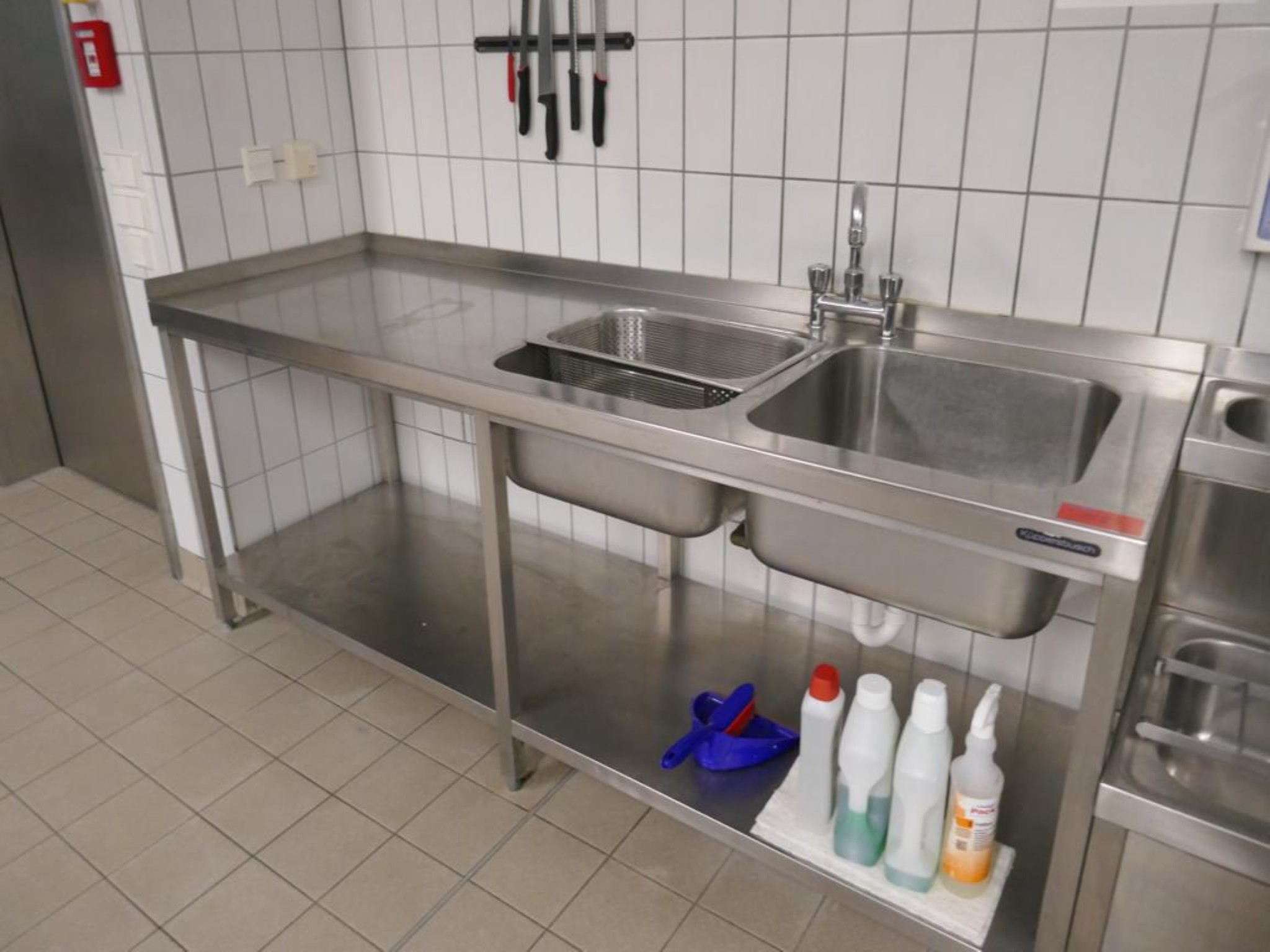 Medyczny sprzęt techniczny, wyposażenie sal operacyjnych, sterylne tace oraz sprzęt i meble szpitalne-1