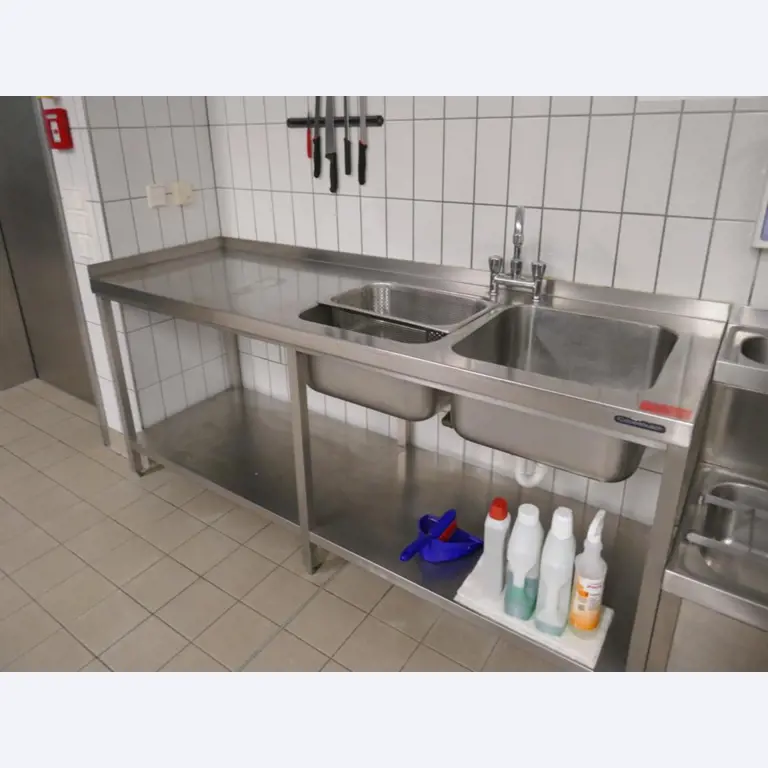 Medyczny sprzęt techniczny, wyposażenie sal operacyjnych, sterylne tace oraz sprzęt i meble szpitalne-1