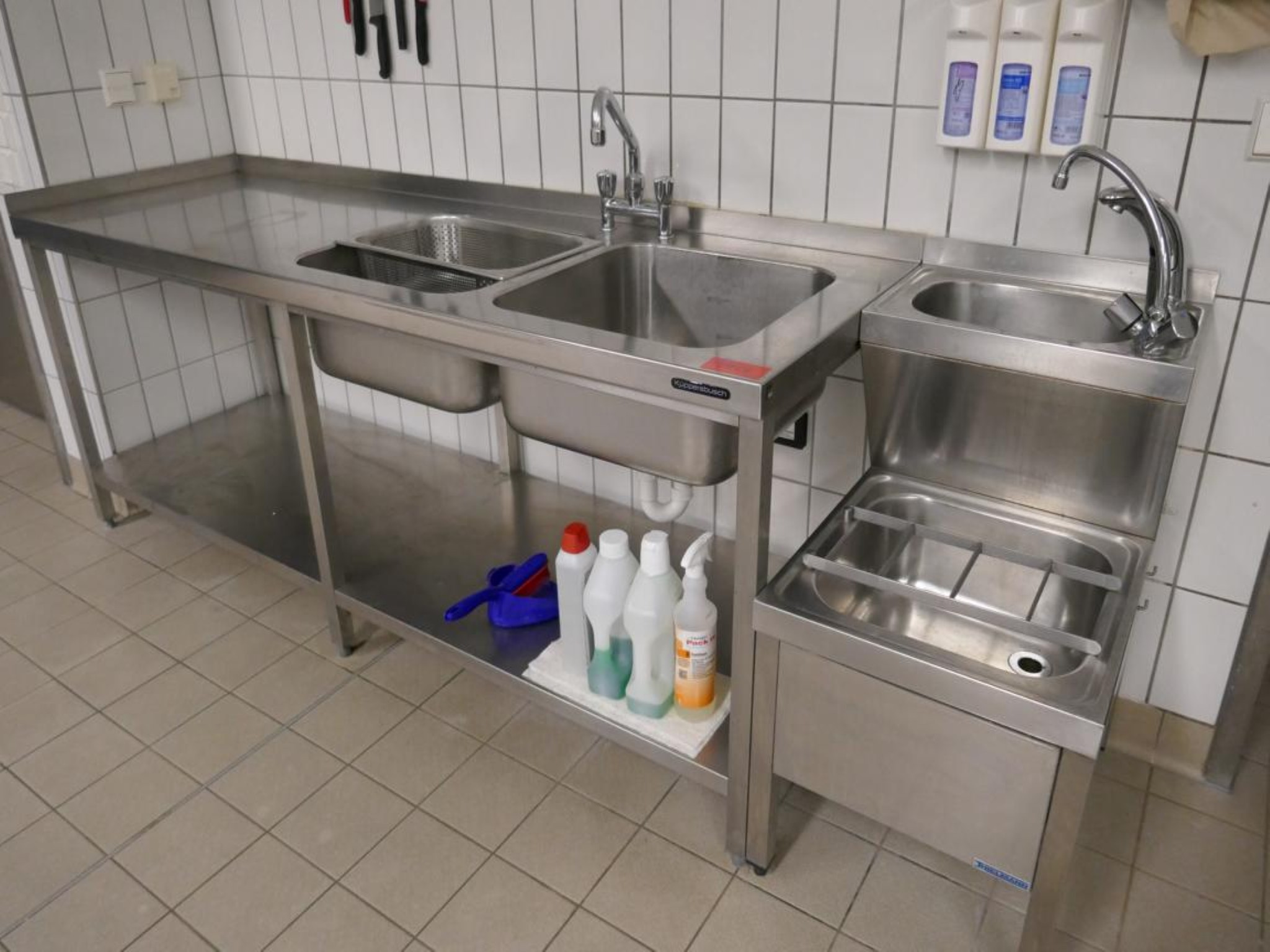 Medyczny sprzęt techniczny, wyposażenie sal operacyjnych, sterylne tace oraz sprzęt i meble szpitalne-2