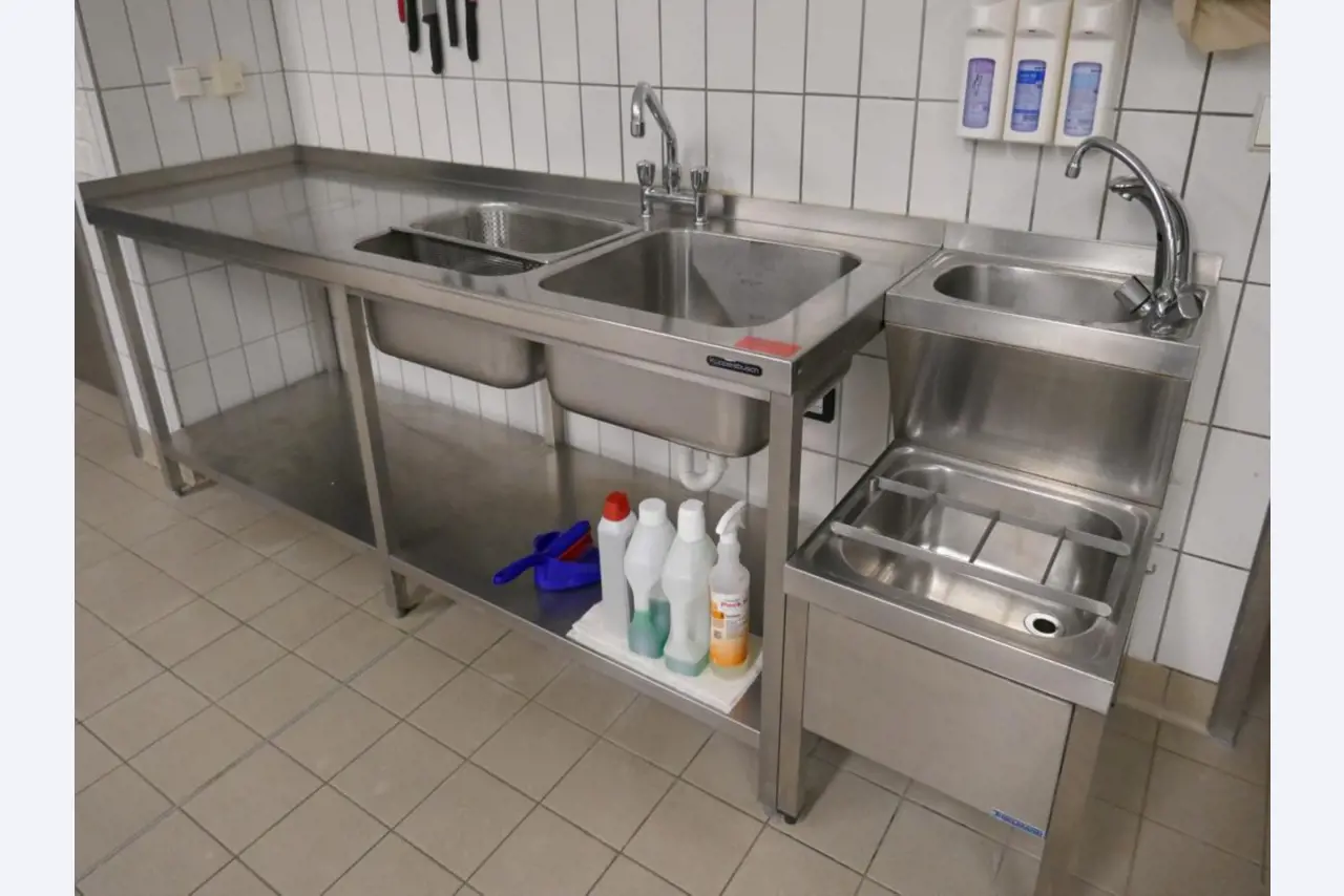 Medyczny sprzęt techniczny, wyposażenie sal operacyjnych, sterylne tace oraz sprzęt i meble szpitalne-2