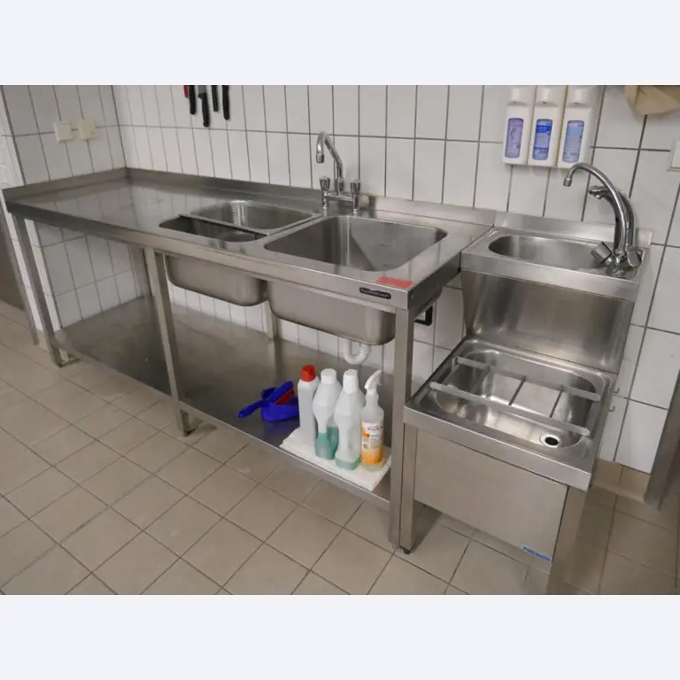 Medyczny sprzęt techniczny, wyposażenie sal operacyjnych, sterylne tace oraz sprzęt i meble szpitalne-2