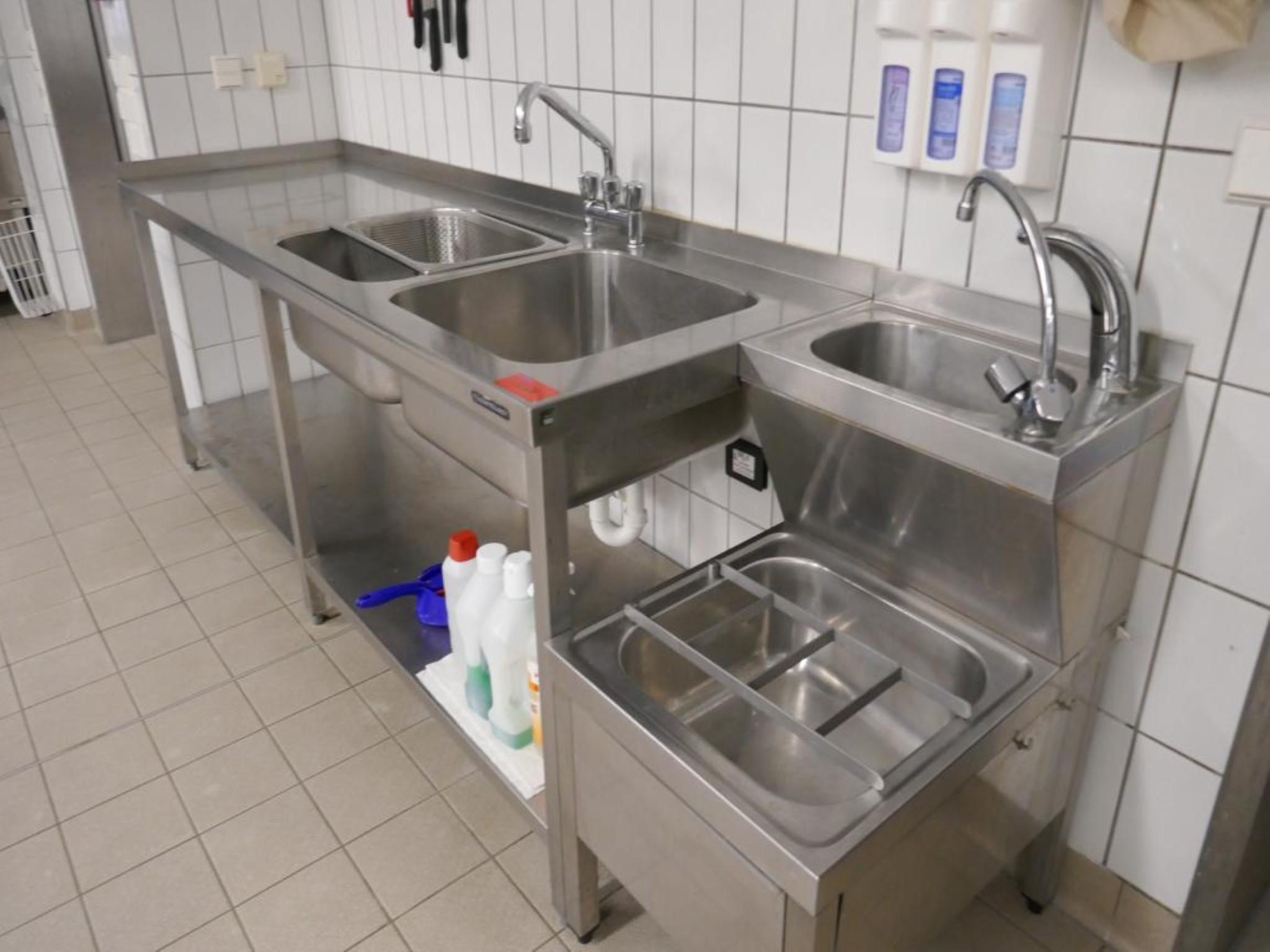 Medyczny sprzęt techniczny, wyposażenie sal operacyjnych, sterylne tace oraz sprzęt i meble szpitalne-3