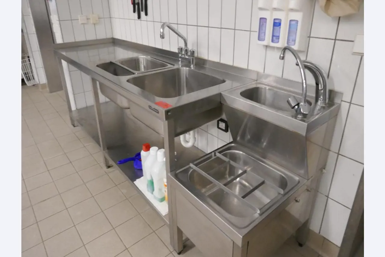 Medyczny sprzęt techniczny, wyposażenie sal operacyjnych, sterylne tace oraz sprzęt i meble szpitalne-3