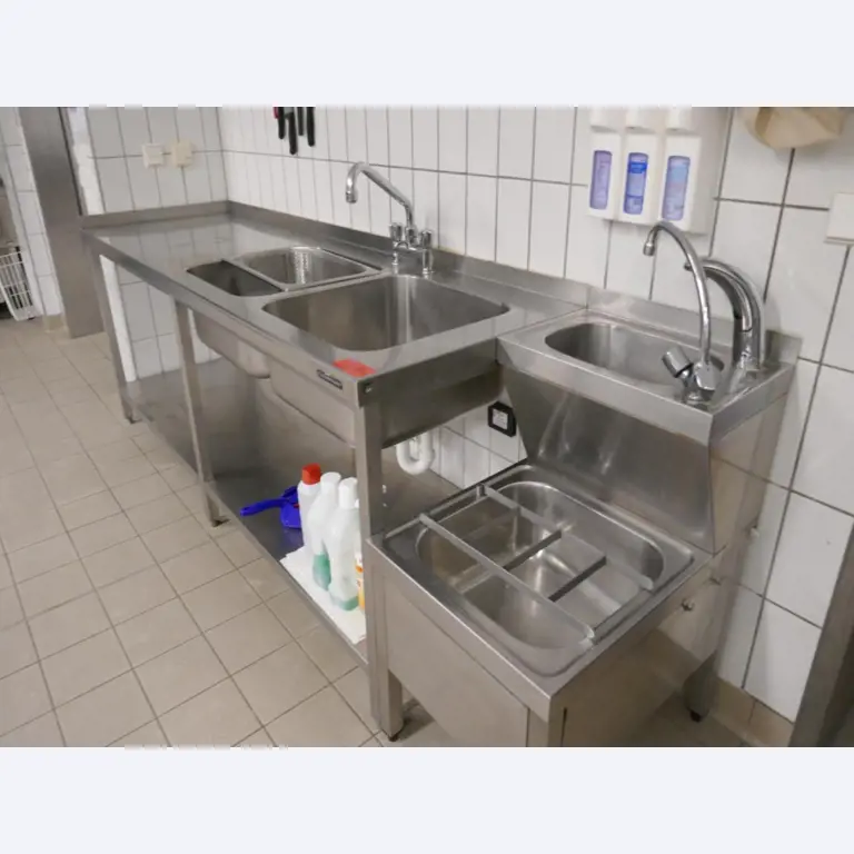 Medyczny sprzęt techniczny, wyposażenie sal operacyjnych, sterylne tace oraz sprzęt i meble szpitalne-3