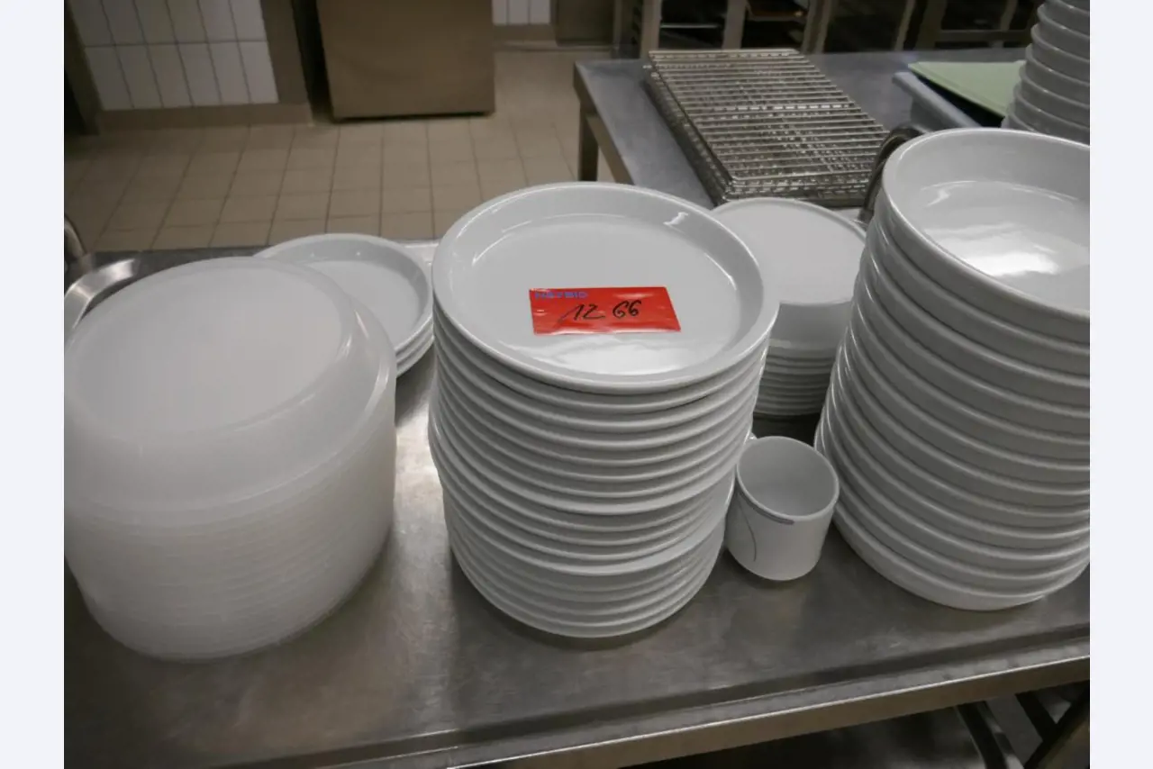 Medyczny sprzęt techniczny, wyposażenie sal operacyjnych, sterylne tace oraz sprzęt i meble szpitalne-1