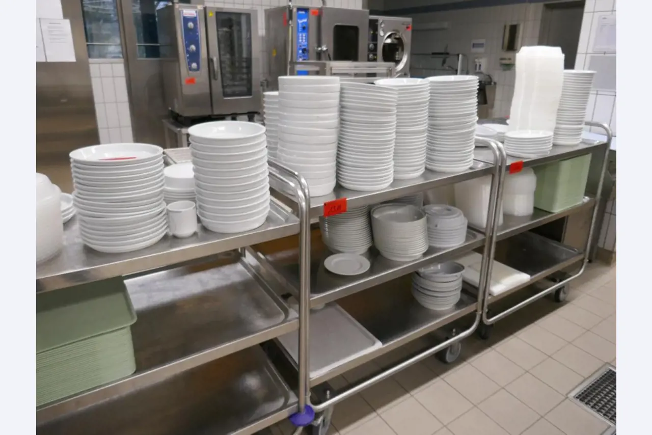 Medyczny sprzęt techniczny, wyposażenie sal operacyjnych, sterylne tace oraz sprzęt i meble szpitalne-2