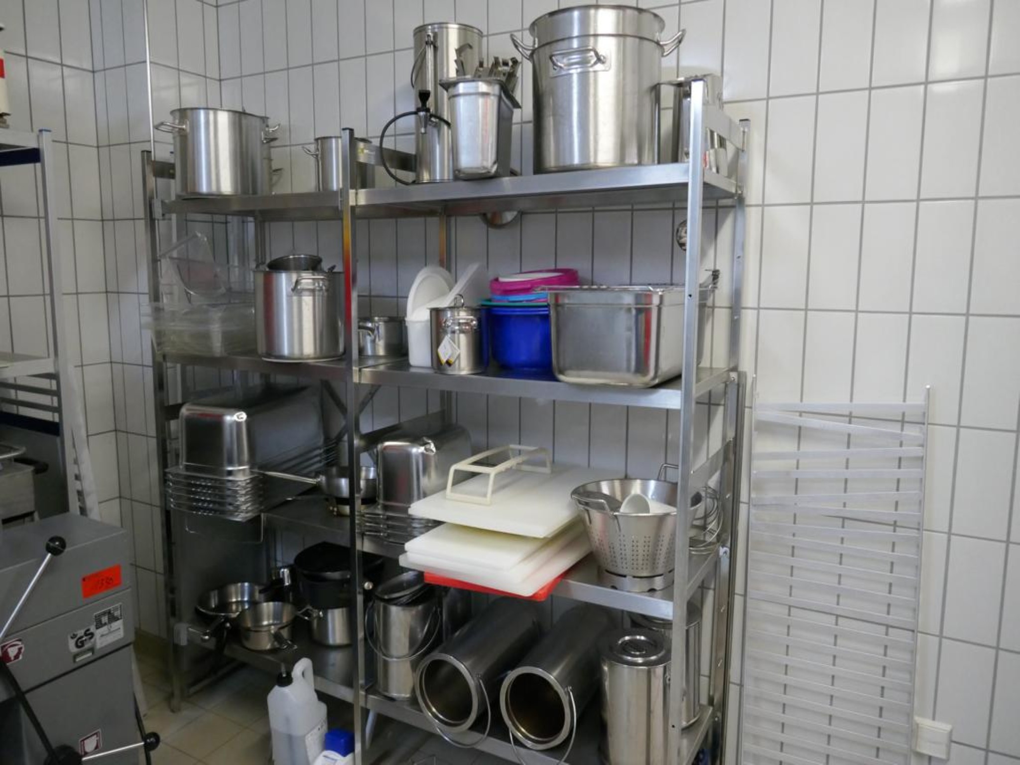 Medyczny sprzęt techniczny, wyposażenie sal operacyjnych, sterylne tace oraz sprzęt i meble szpitalne-3