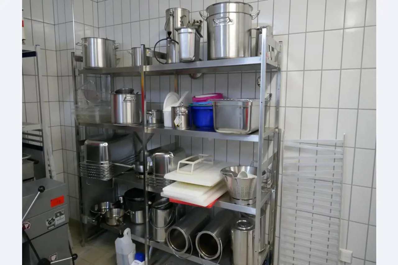 Medyczny sprzęt techniczny, wyposażenie sal operacyjnych, sterylne tace oraz sprzęt i meble szpitalne-3