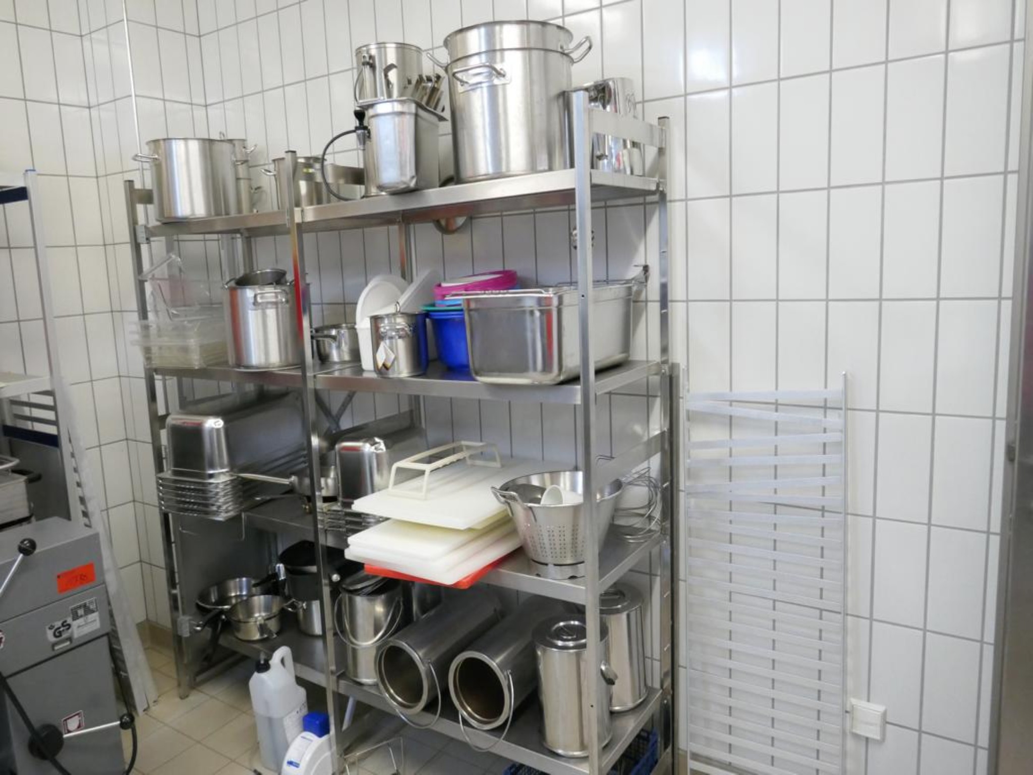 Medyczny sprzęt techniczny, wyposażenie sal operacyjnych, sterylne tace oraz sprzęt i meble szpitalne-4