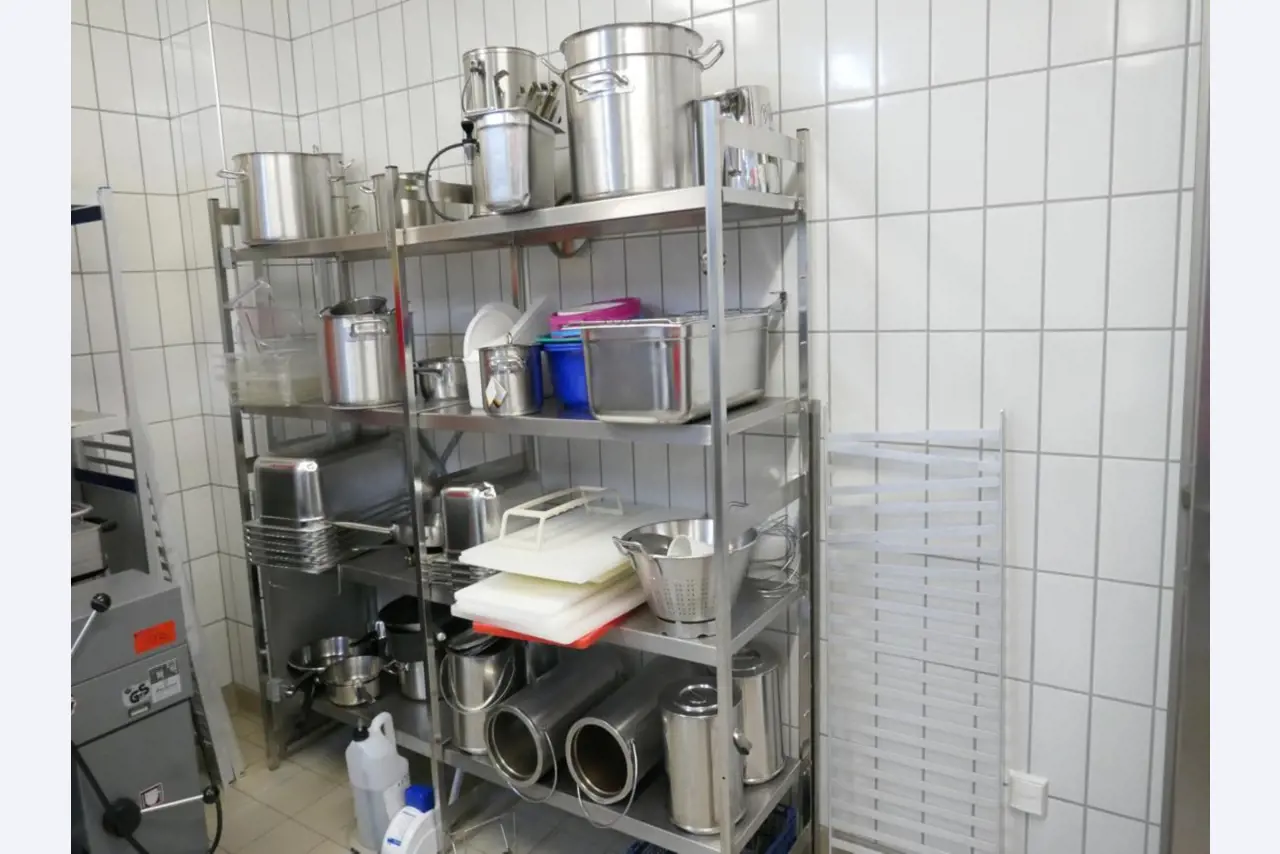 Medyczny sprzęt techniczny, wyposażenie sal operacyjnych, sterylne tace oraz sprzęt i meble szpitalne-4