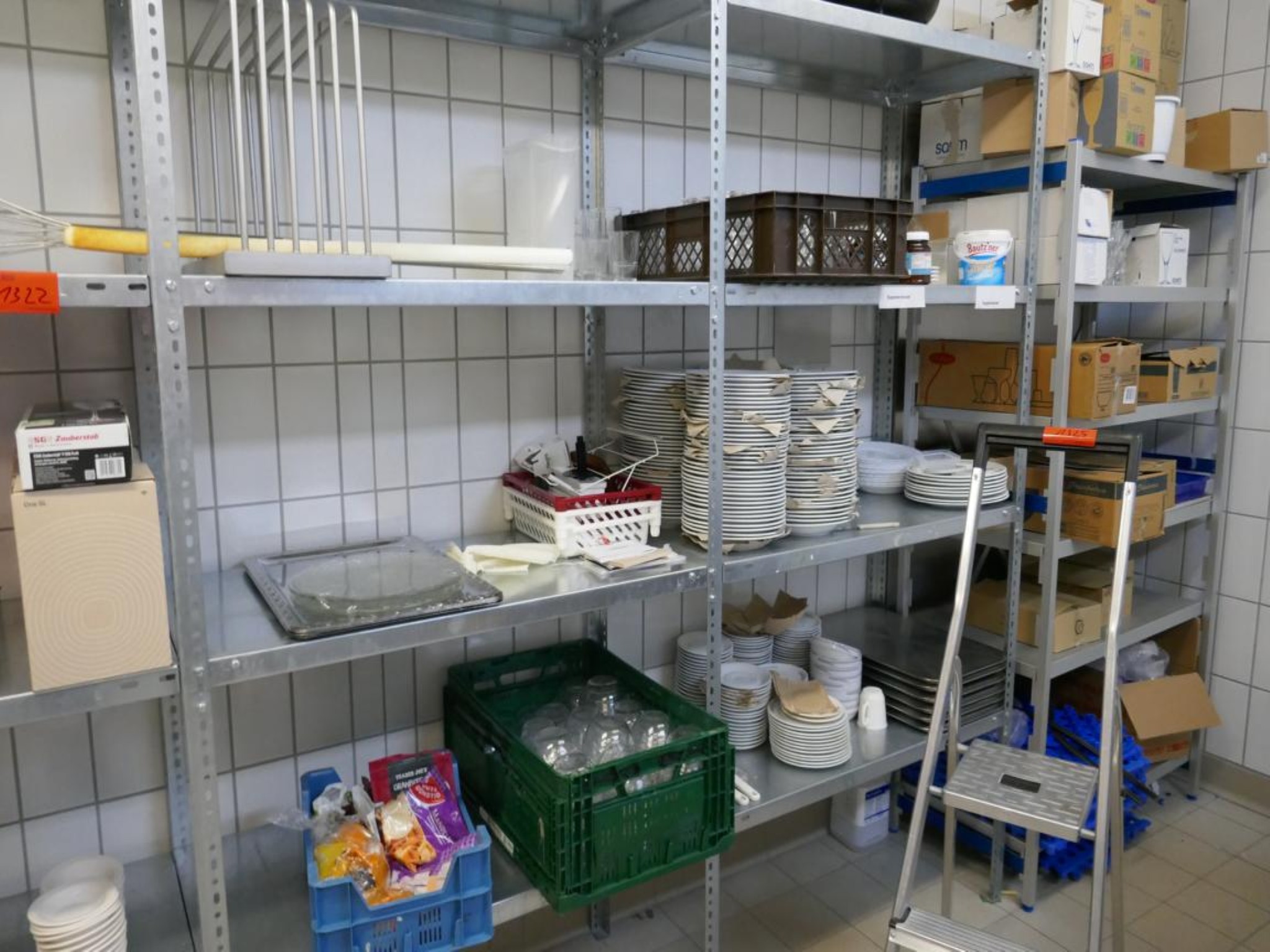 Medyczny sprzęt techniczny, wyposażenie sal operacyjnych, sterylne tace oraz sprzęt i meble szpitalne-5