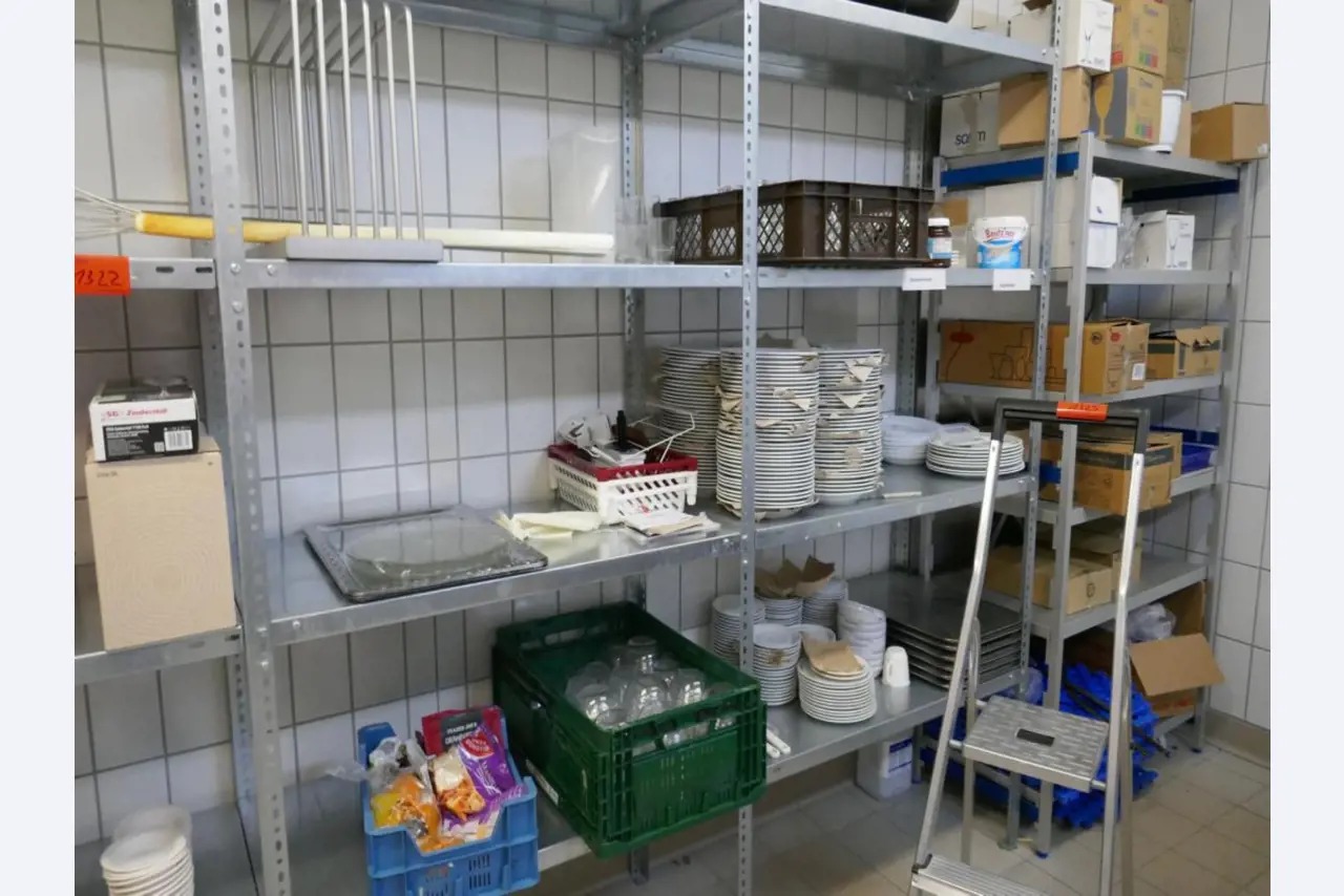 Medyczny sprzęt techniczny, wyposażenie sal operacyjnych, sterylne tace oraz sprzęt i meble szpitalne-5