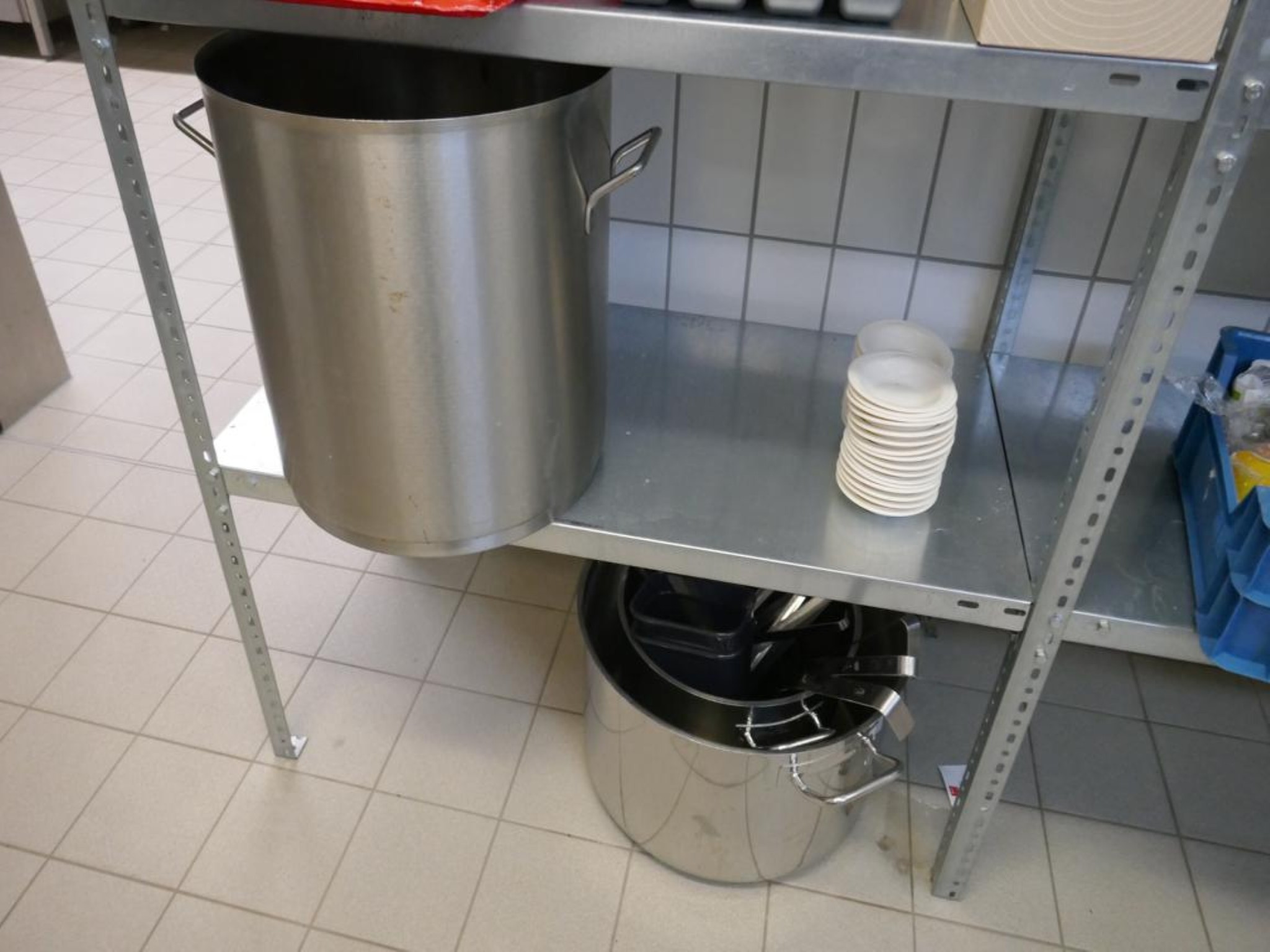 Medyczny sprzęt techniczny, wyposażenie sal operacyjnych, sterylne tace oraz sprzęt i meble szpitalne-6