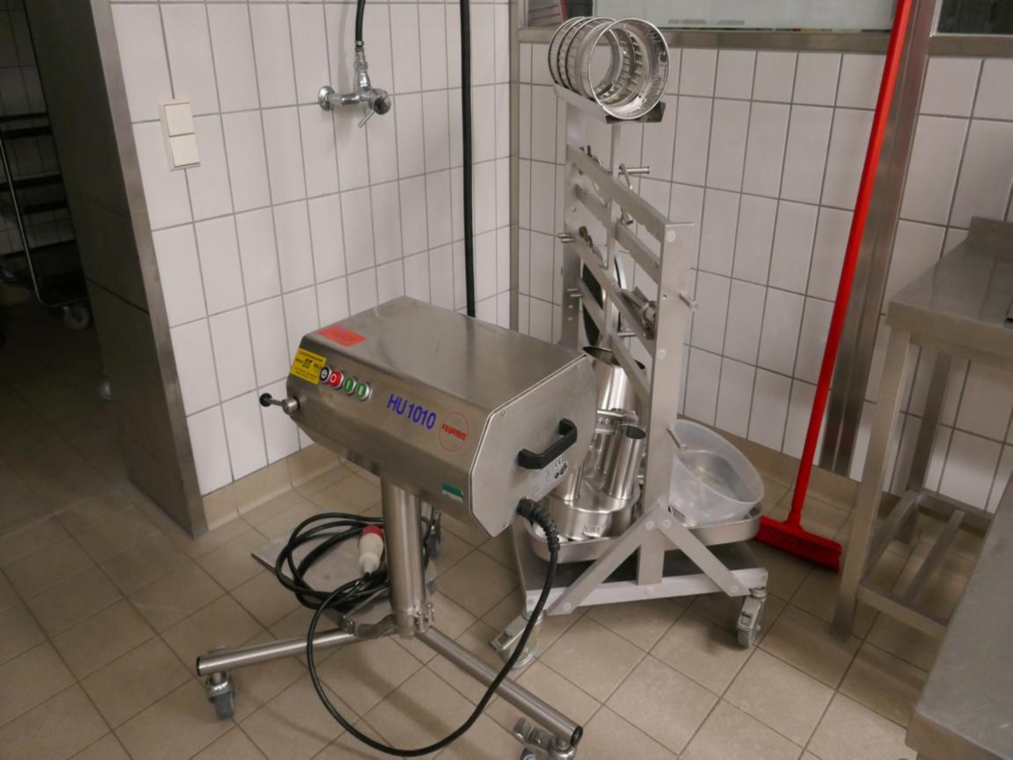 Medyczny sprzęt techniczny, wyposażenie sal operacyjnych, sterylne tace oraz sprzęt i meble szpitalne-1