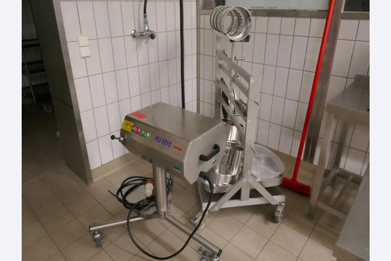 Medyczny sprzęt techniczny, wyposażenie sal operacyjnych, sterylne tace oraz sprzęt i meble szpitalne-1