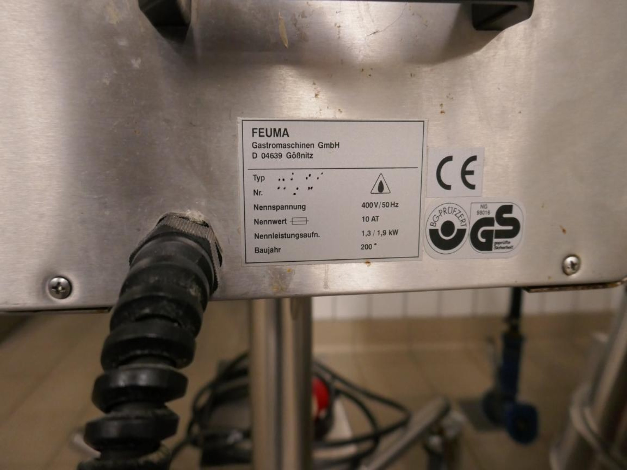 Medyczny sprzęt techniczny, wyposażenie sal operacyjnych, sterylne tace oraz sprzęt i meble szpitalne-3