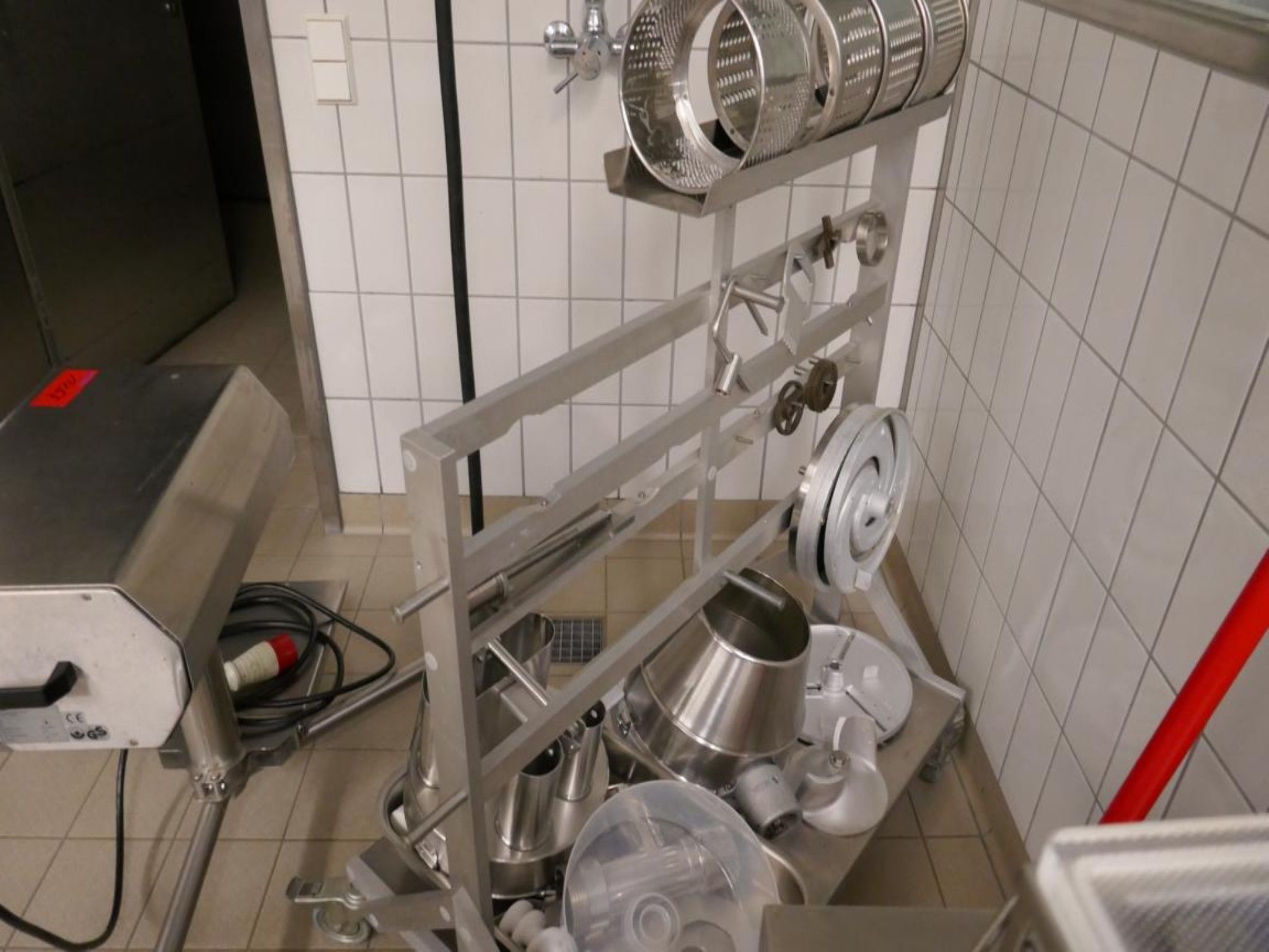 Medyczny sprzęt techniczny, wyposażenie sal operacyjnych, sterylne tace oraz sprzęt i meble szpitalne-4