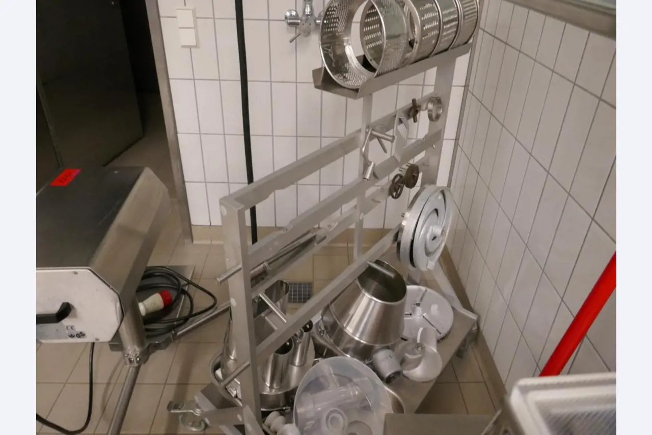 Medyczny sprzęt techniczny, wyposażenie sal operacyjnych, sterylne tace oraz sprzęt i meble szpitalne-4