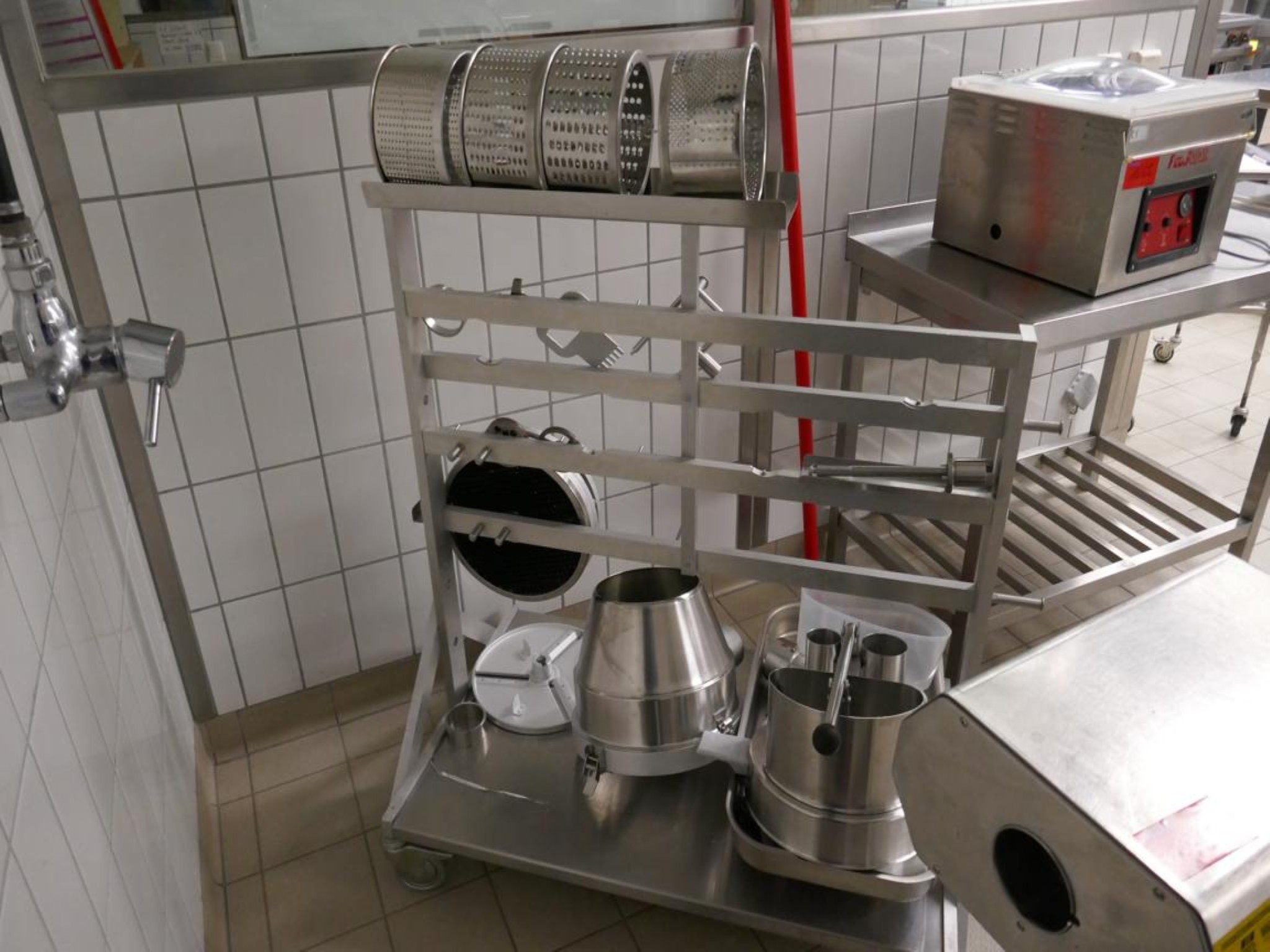 Medyczny sprzęt techniczny, wyposażenie sal operacyjnych, sterylne tace oraz sprzęt i meble szpitalne-5