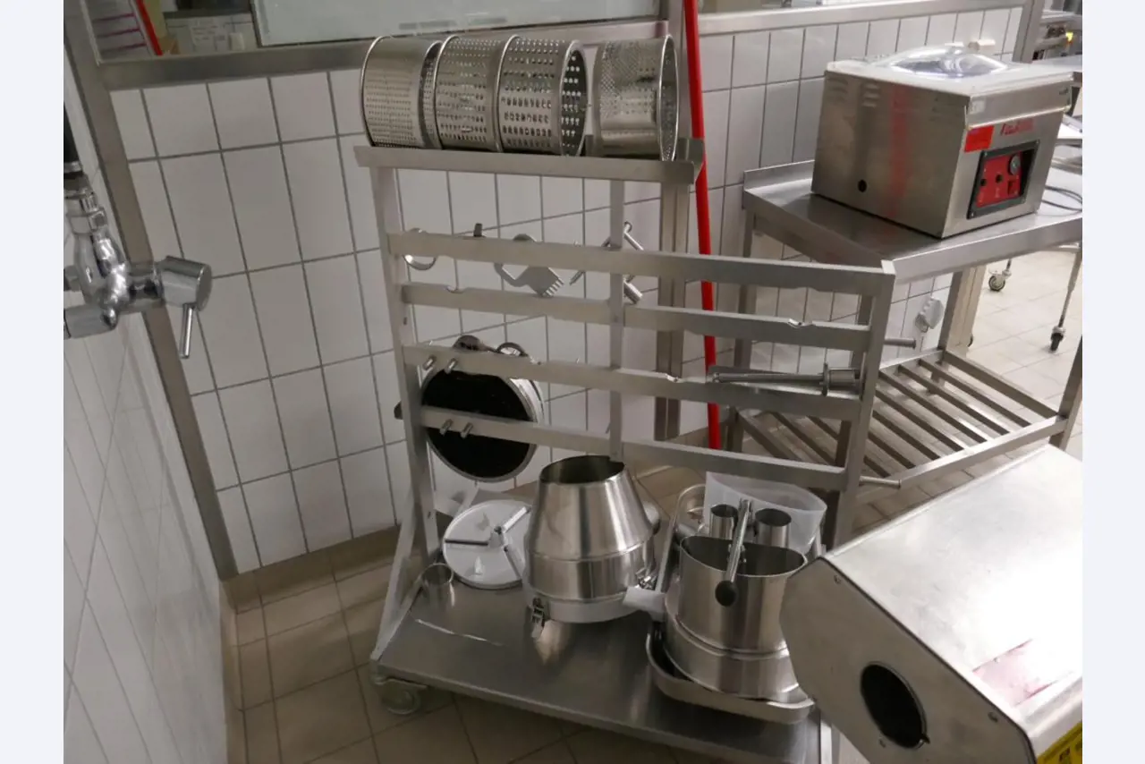 Medyczny sprzęt techniczny, wyposażenie sal operacyjnych, sterylne tace oraz sprzęt i meble szpitalne-5