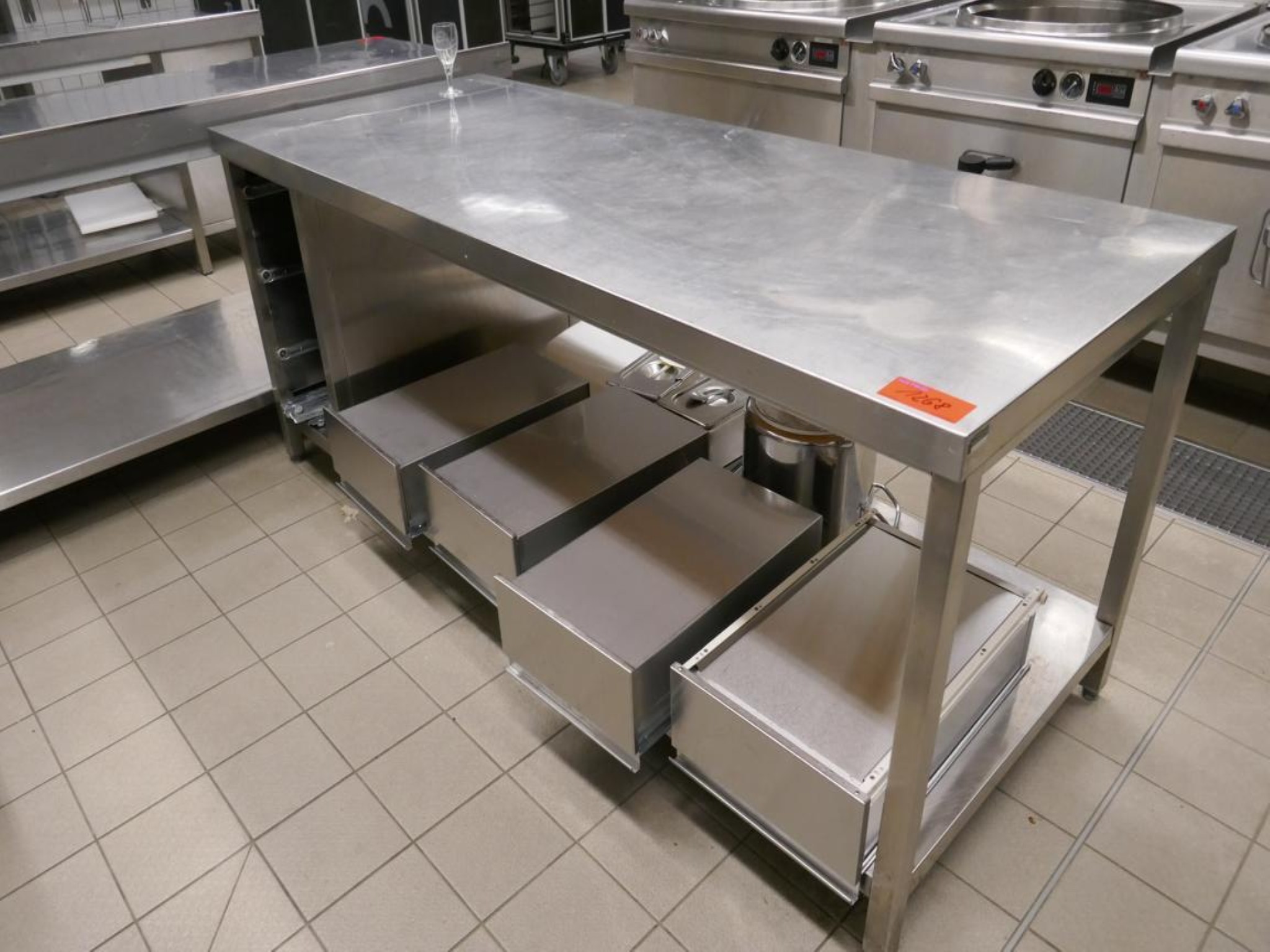 Medyczny sprzęt techniczny, wyposażenie sal operacyjnych, sterylne tace oraz sprzęt i meble szpitalne-1