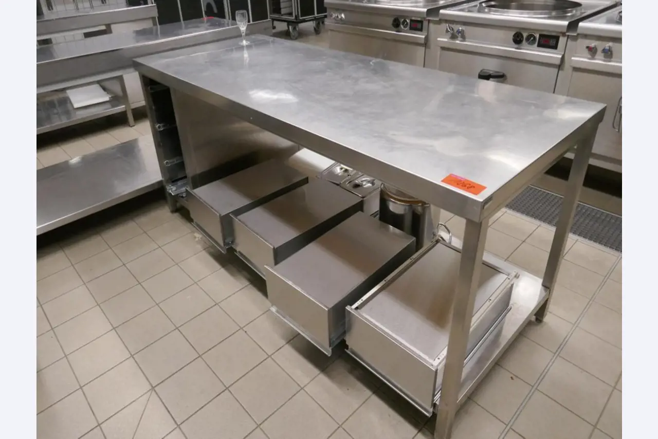 Medyczny sprzęt techniczny, wyposażenie sal operacyjnych, sterylne tace oraz sprzęt i meble szpitalne-1