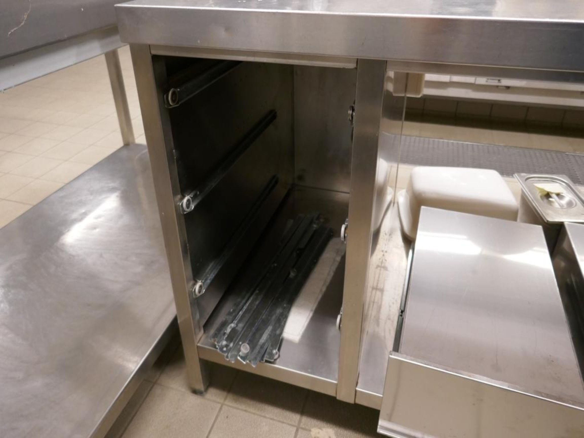 Medyczny sprzęt techniczny, wyposażenie sal operacyjnych, sterylne tace oraz sprzęt i meble szpitalne-2