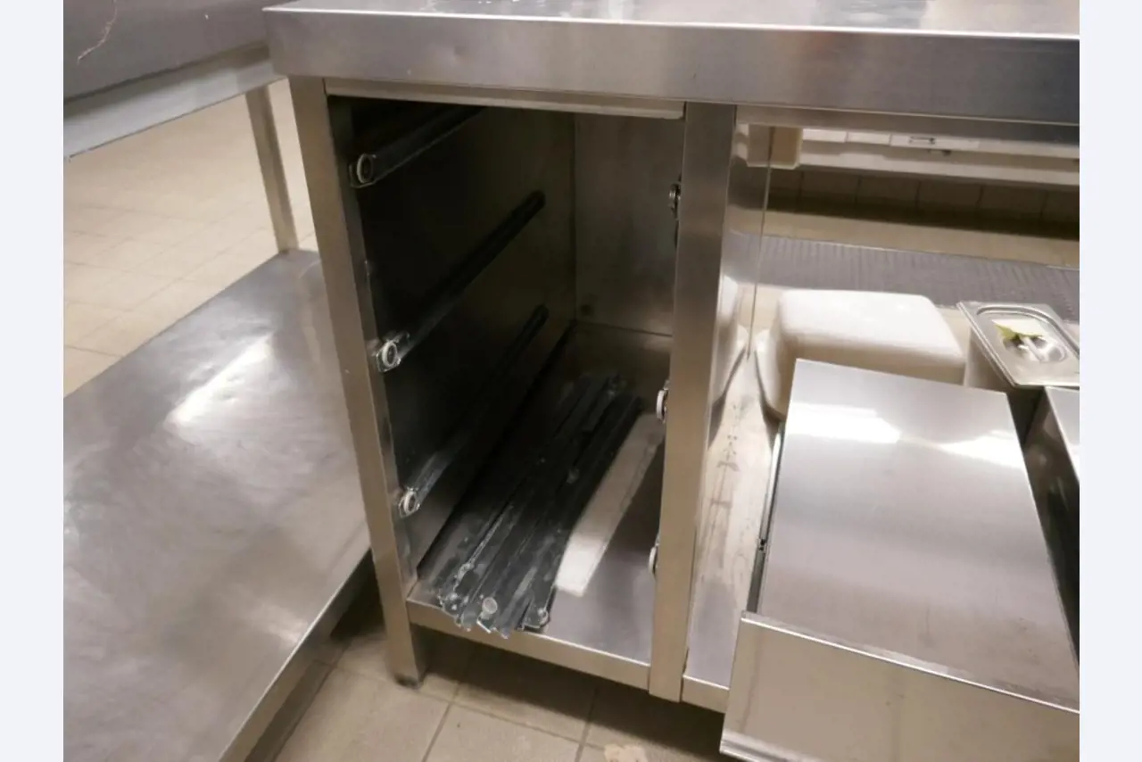 Medyczny sprzęt techniczny, wyposażenie sal operacyjnych, sterylne tace oraz sprzęt i meble szpitalne-2